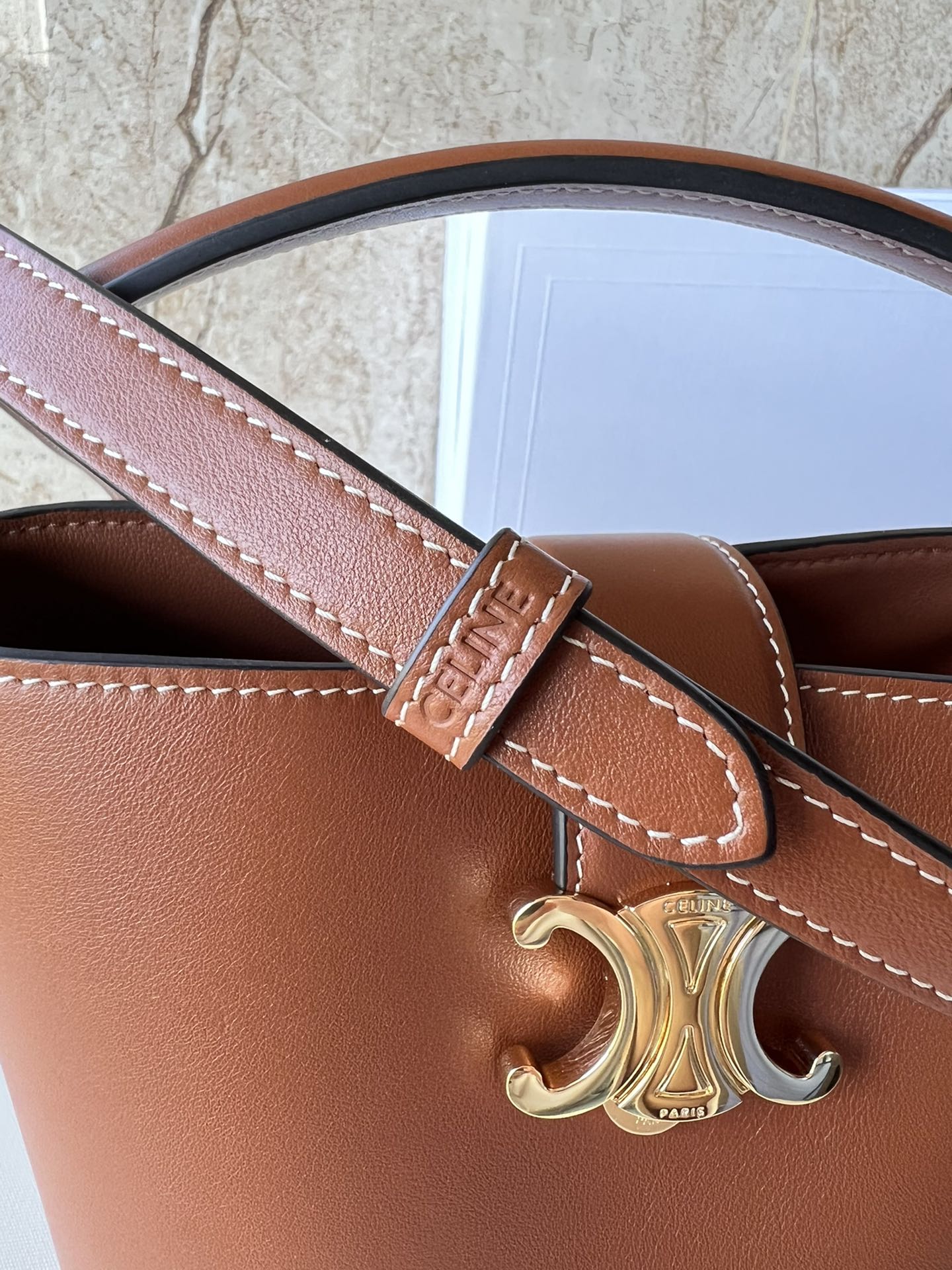 CE 小号桶包 - 光沢小牛皮と金色Triomphe徽章の洗練デザイン