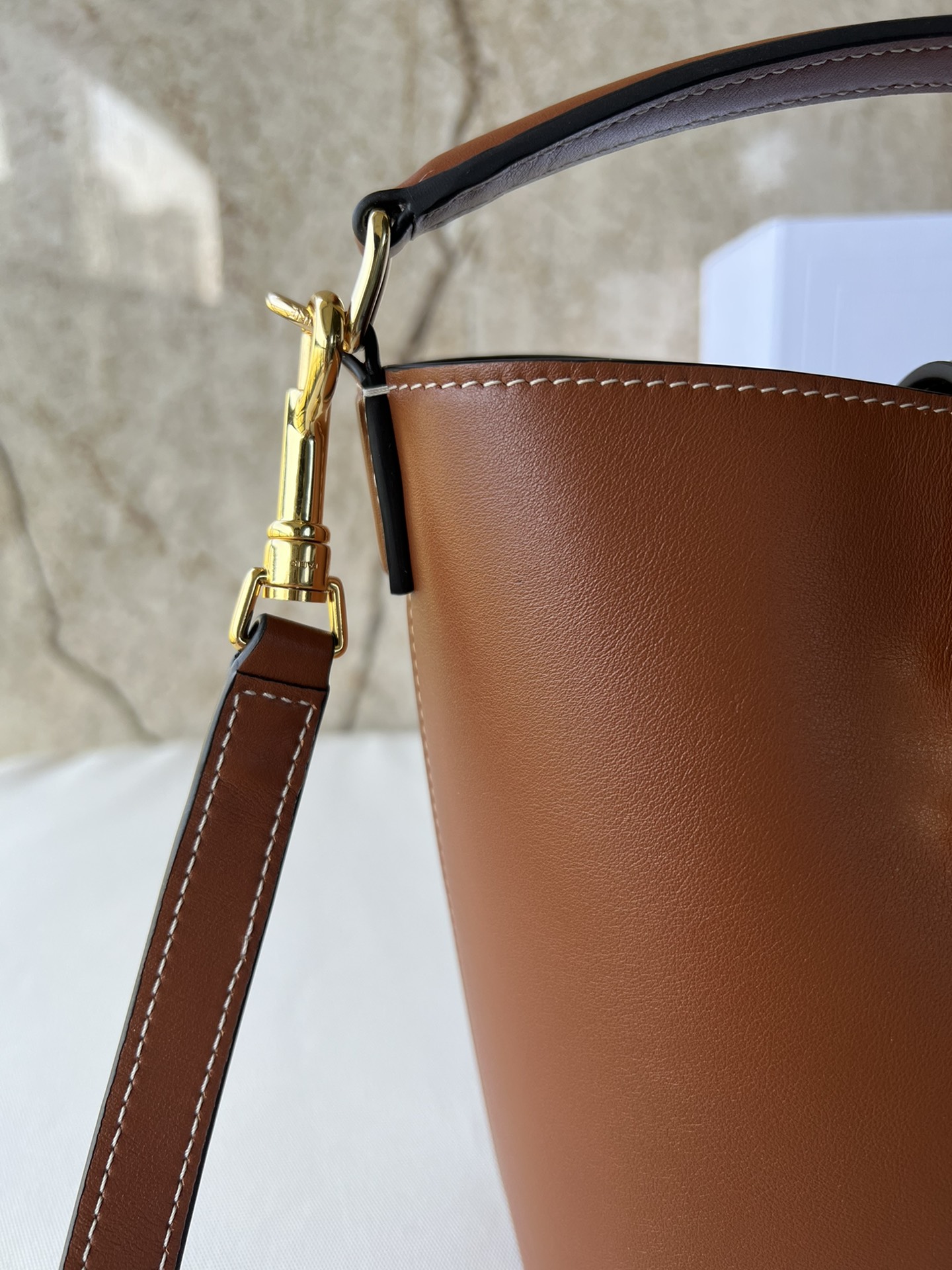 CE 小号桶包 - 光沢小牛皮と金色Triomphe徽章の洗練デザイン