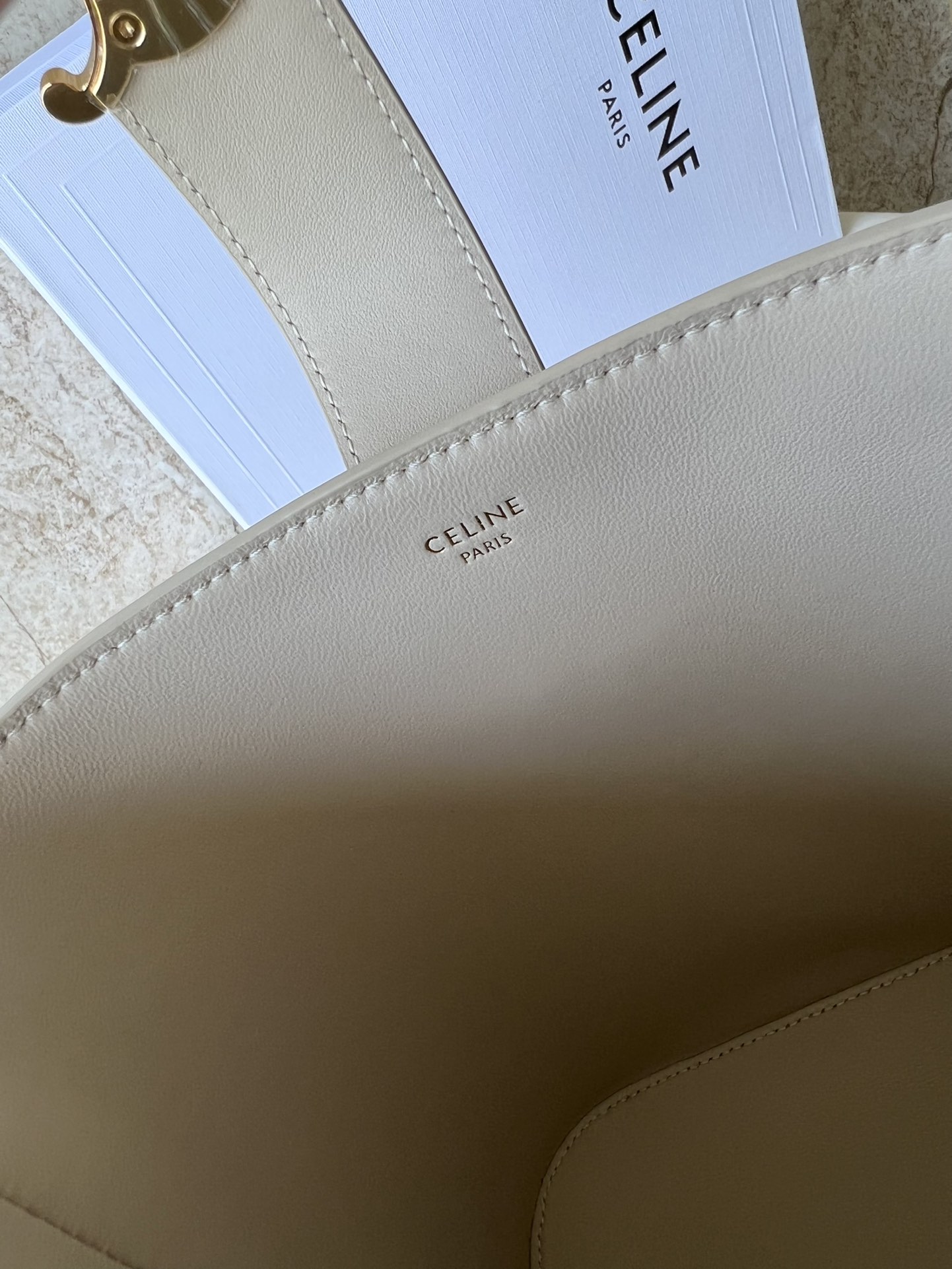 CE家 小号桶包 - 光沢小牛皮製の洗練されたデザイン