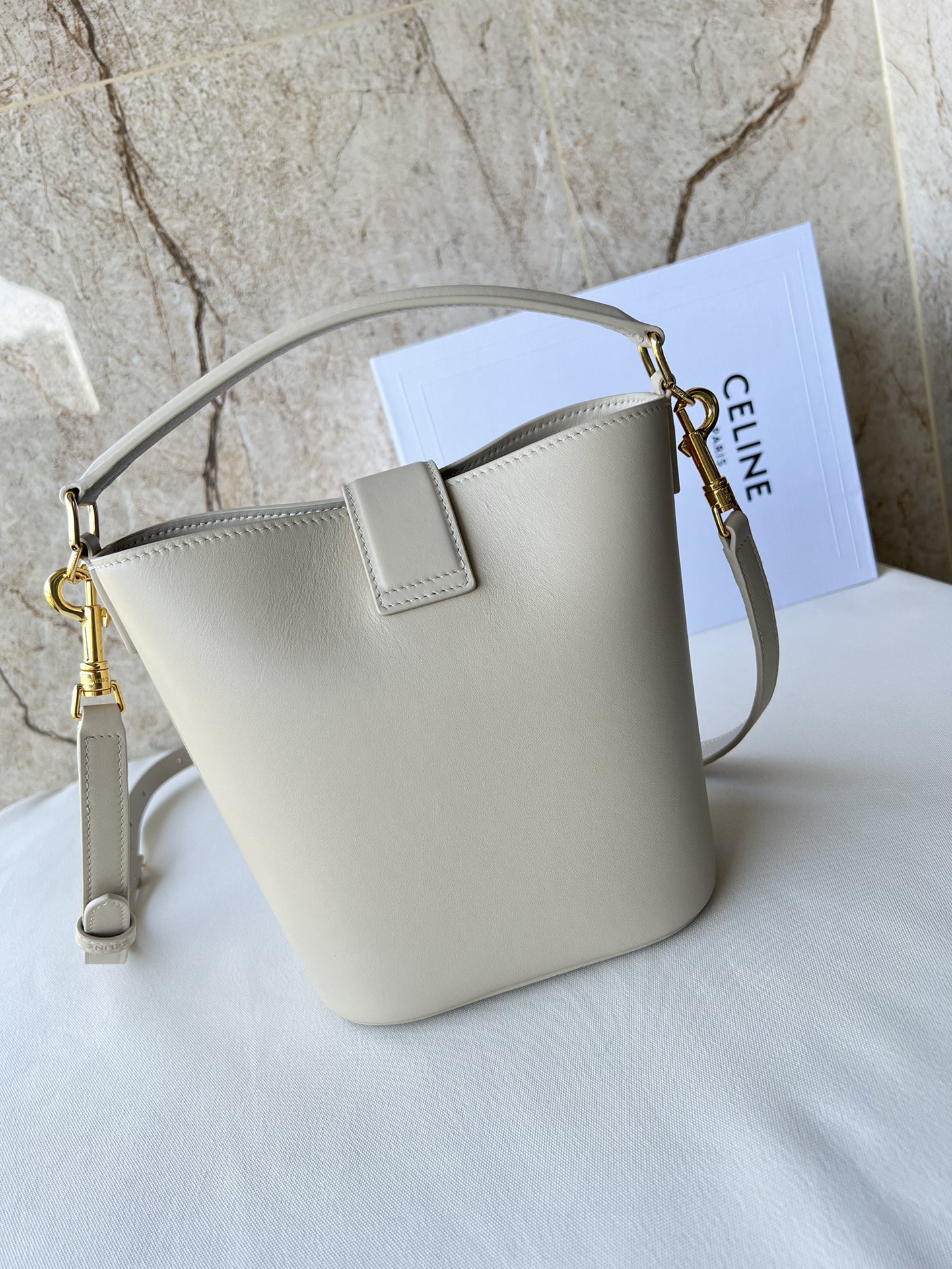 CE家 小号桶包 - 光沢小牛皮製の洗練されたデザイン