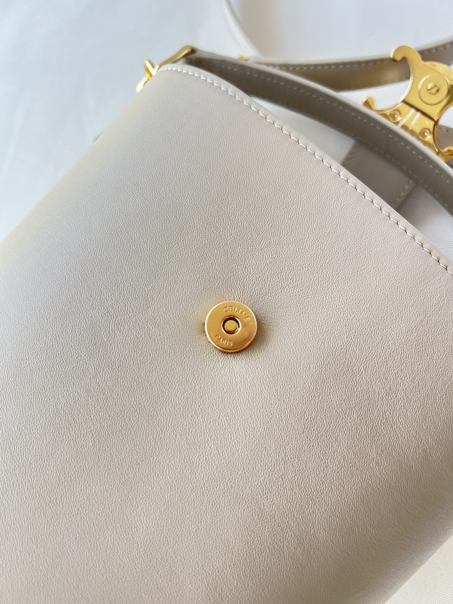 CE家 小号桶包 - 光沢小牛皮製の洗練されたデザイン