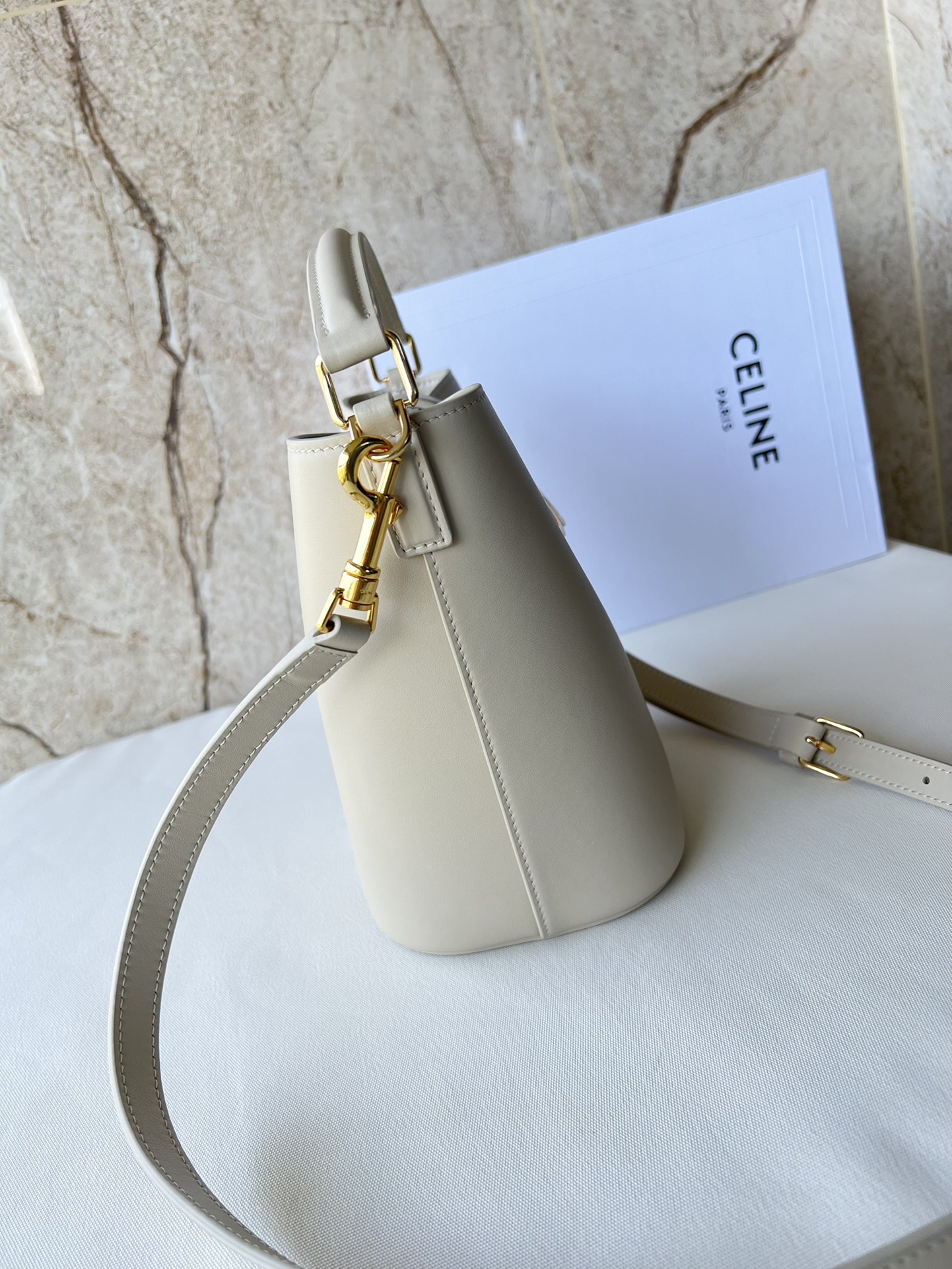 CE家 小号桶包 - 光沢小牛皮製の洗練されたデザイン