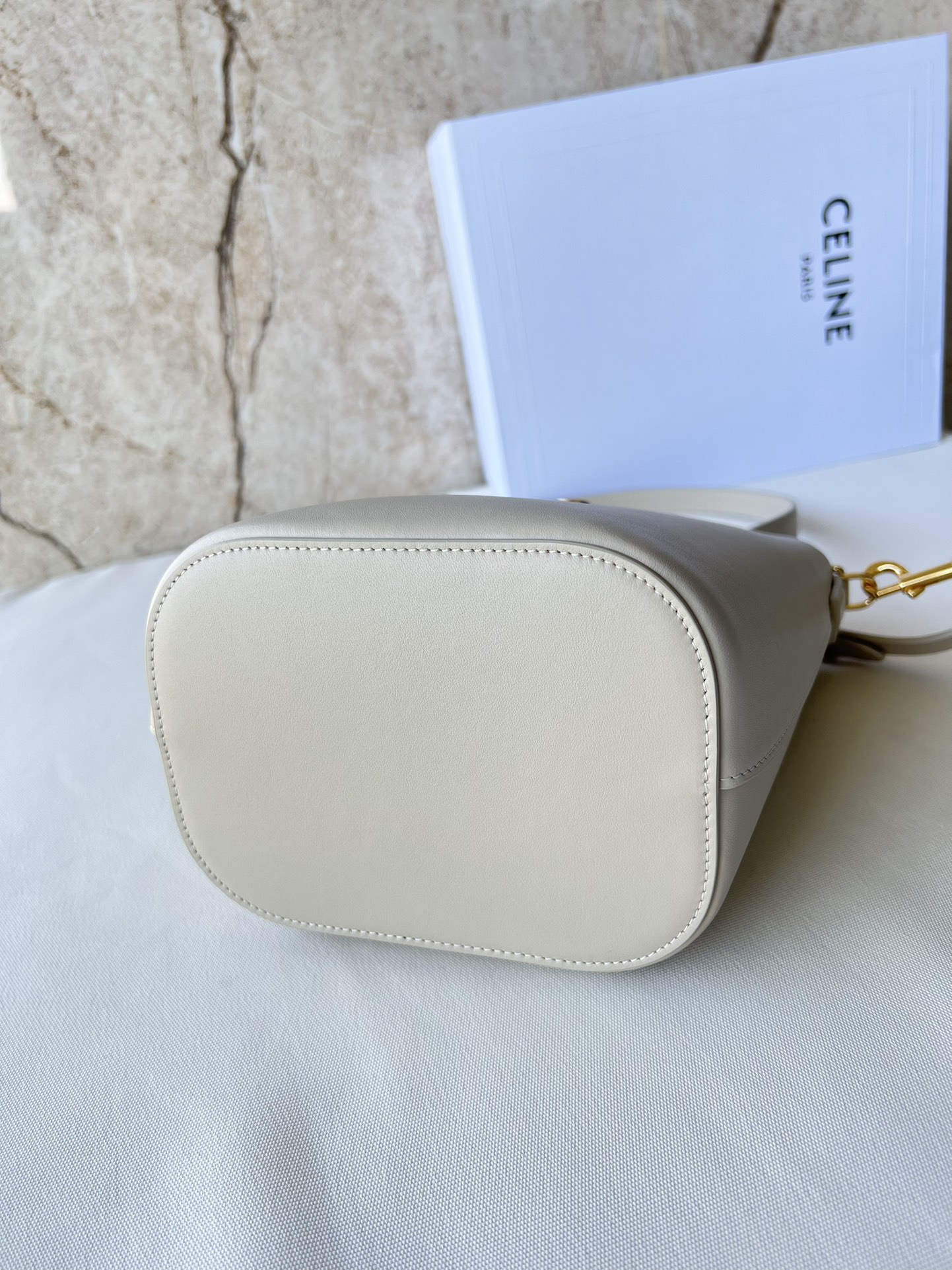 CE家 小号桶包 - 光沢小牛皮製の洗練されたデザイン