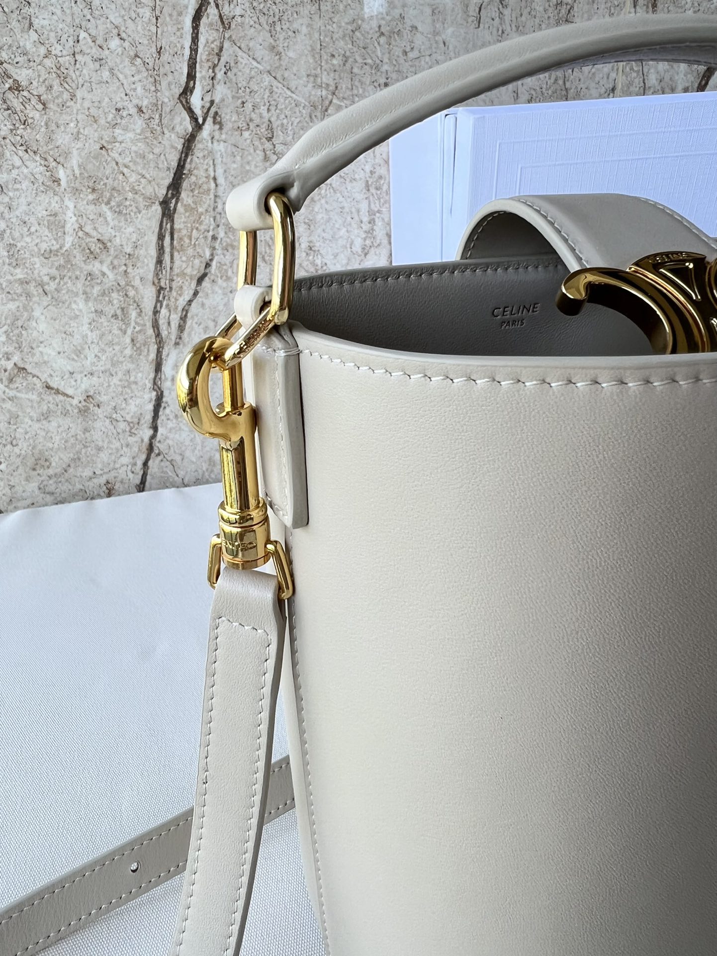 CE家 小号桶包 - 光沢小牛皮製の洗練されたデザイン