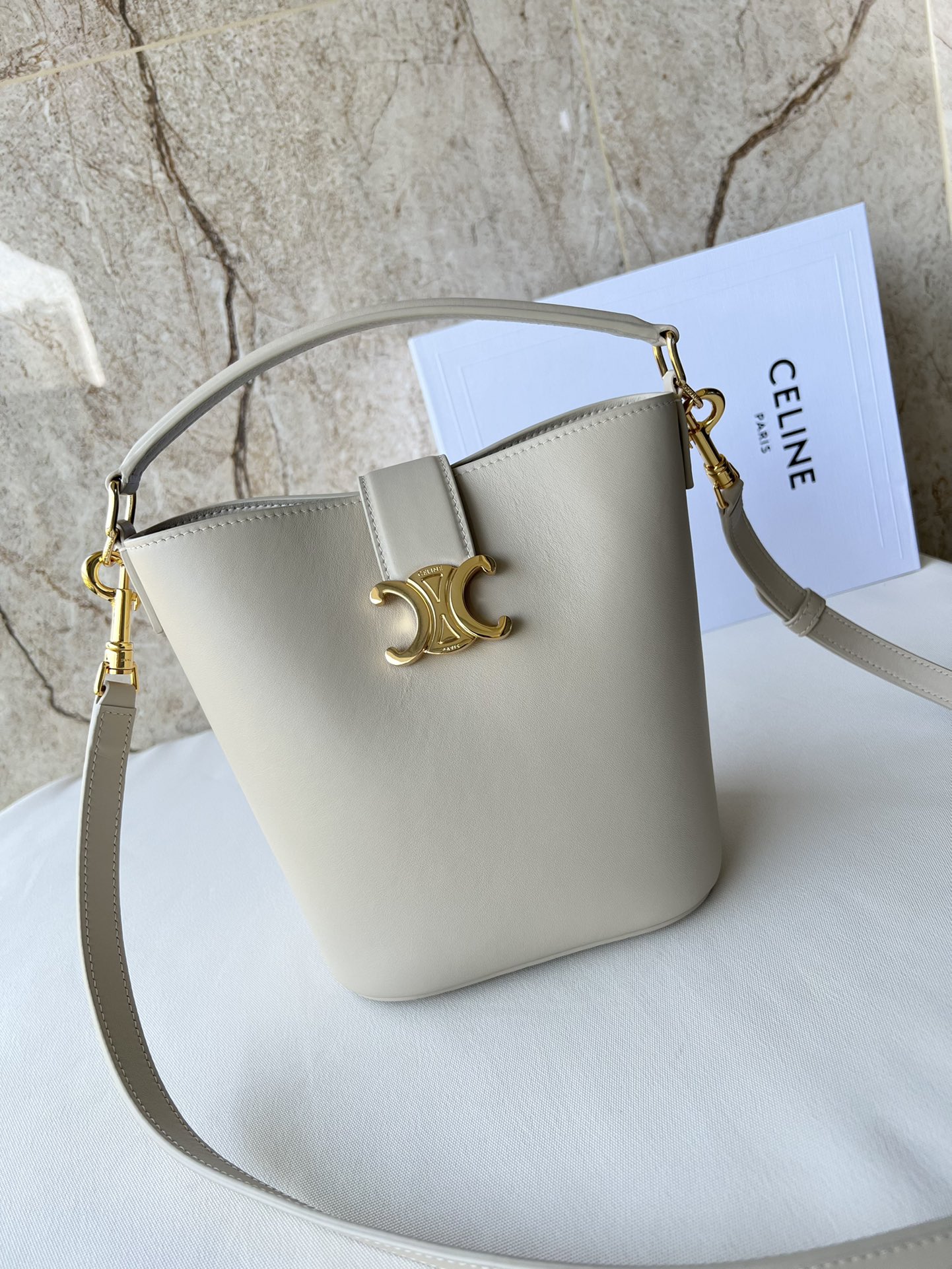 CE家 小号桶包 - 光沢小牛皮製の洗練されたデザイン