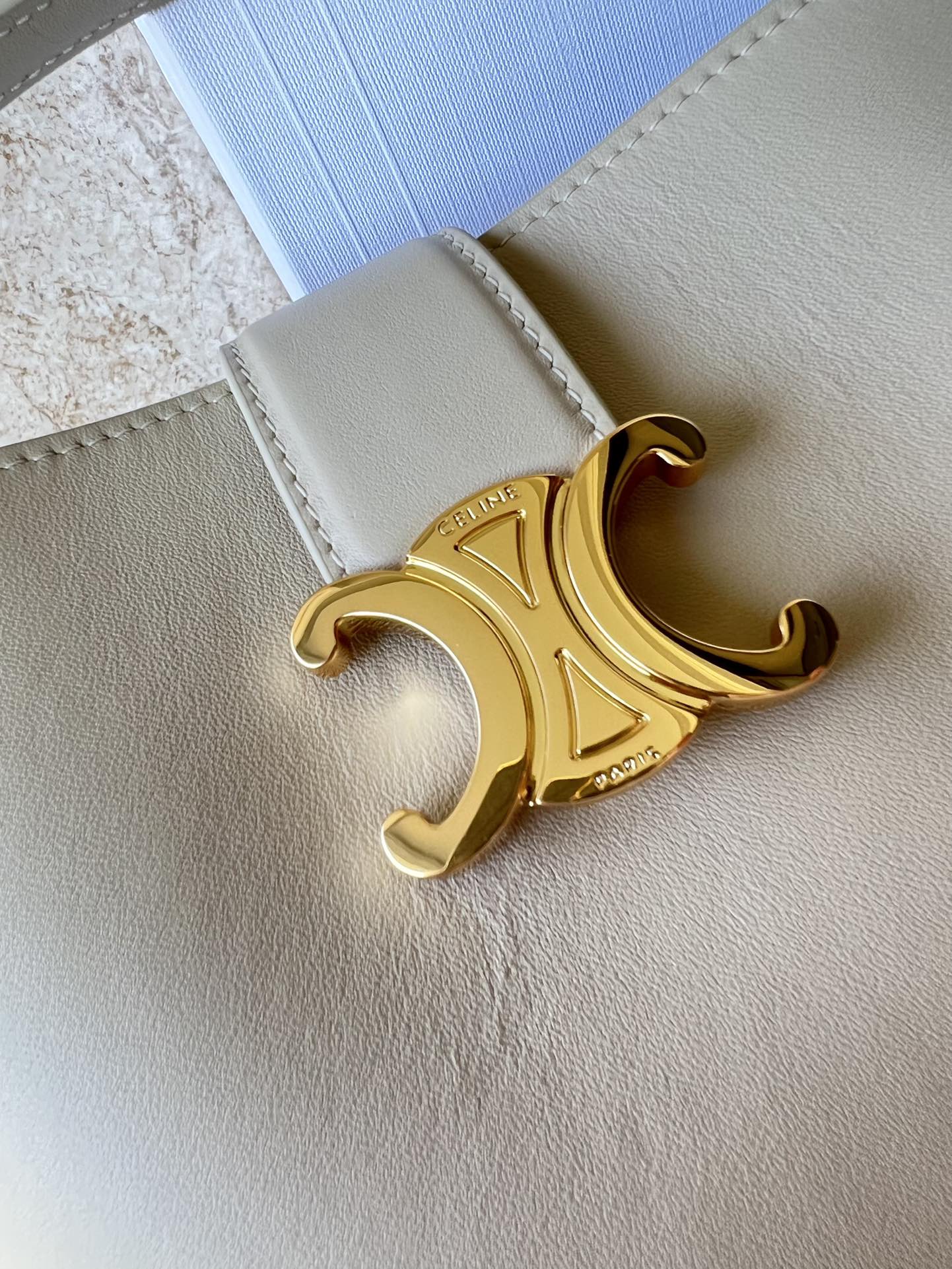 CE家 小号桶包 - 光沢小牛皮製の洗練されたデザイン