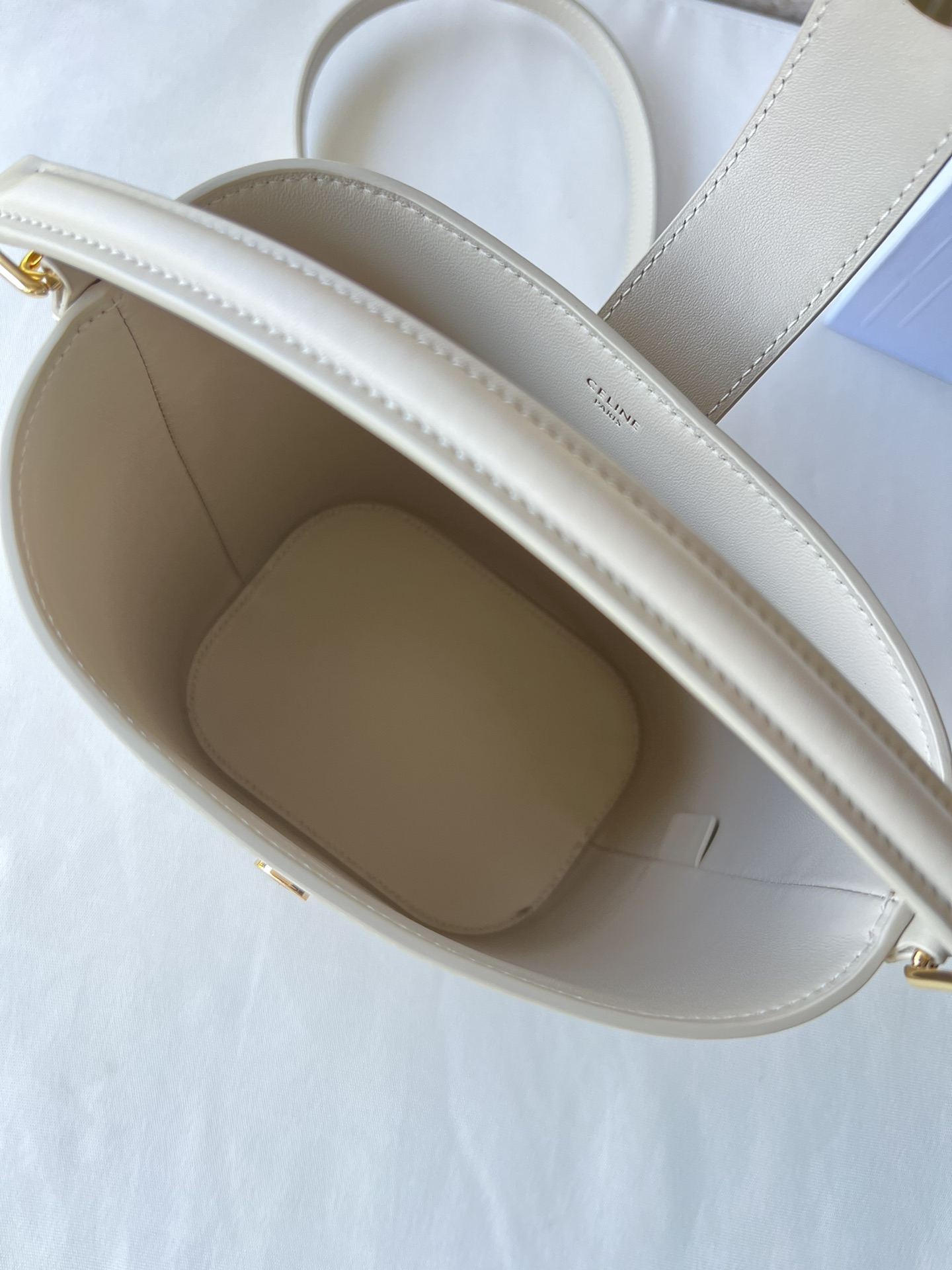 CE家 小号桶包 - 光沢小牛皮製の洗練されたデザイン