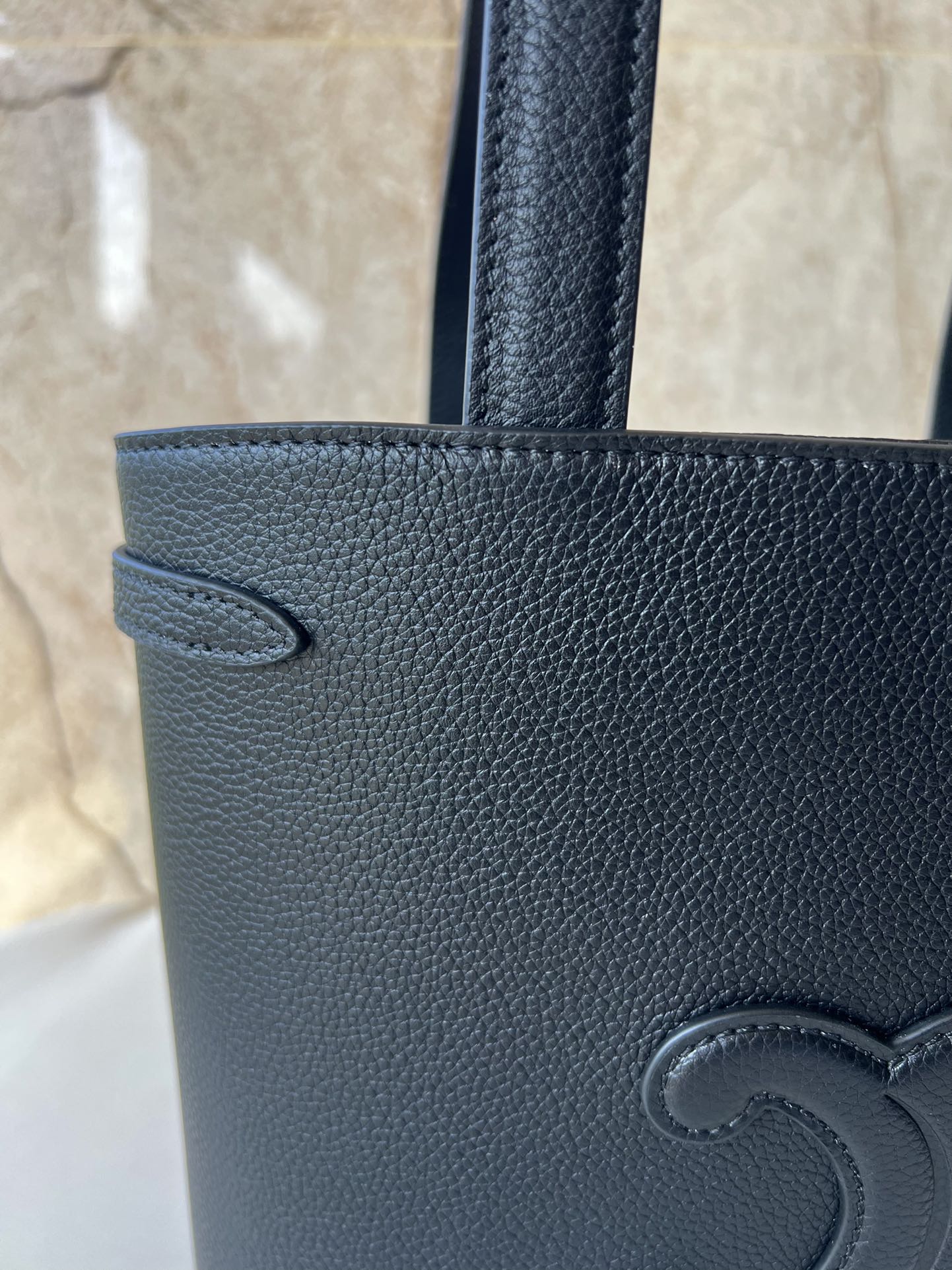 CELINE CABAS ANAÏS 小号粒面牛皮革手袋｜大容量デザインの洗練されたショッピングバッグ