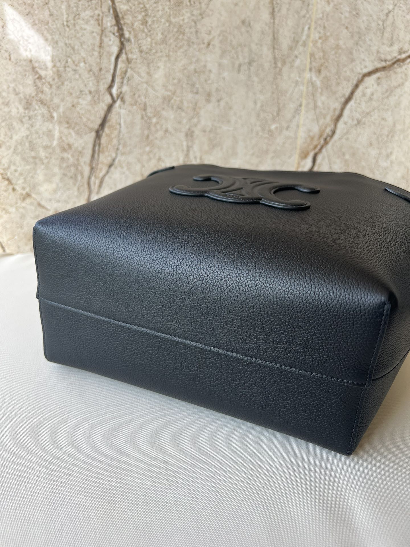 CELINE CABAS ANAÏS 小号粒面牛皮革手袋｜大容量デザインの洗練されたショッピングバッグ