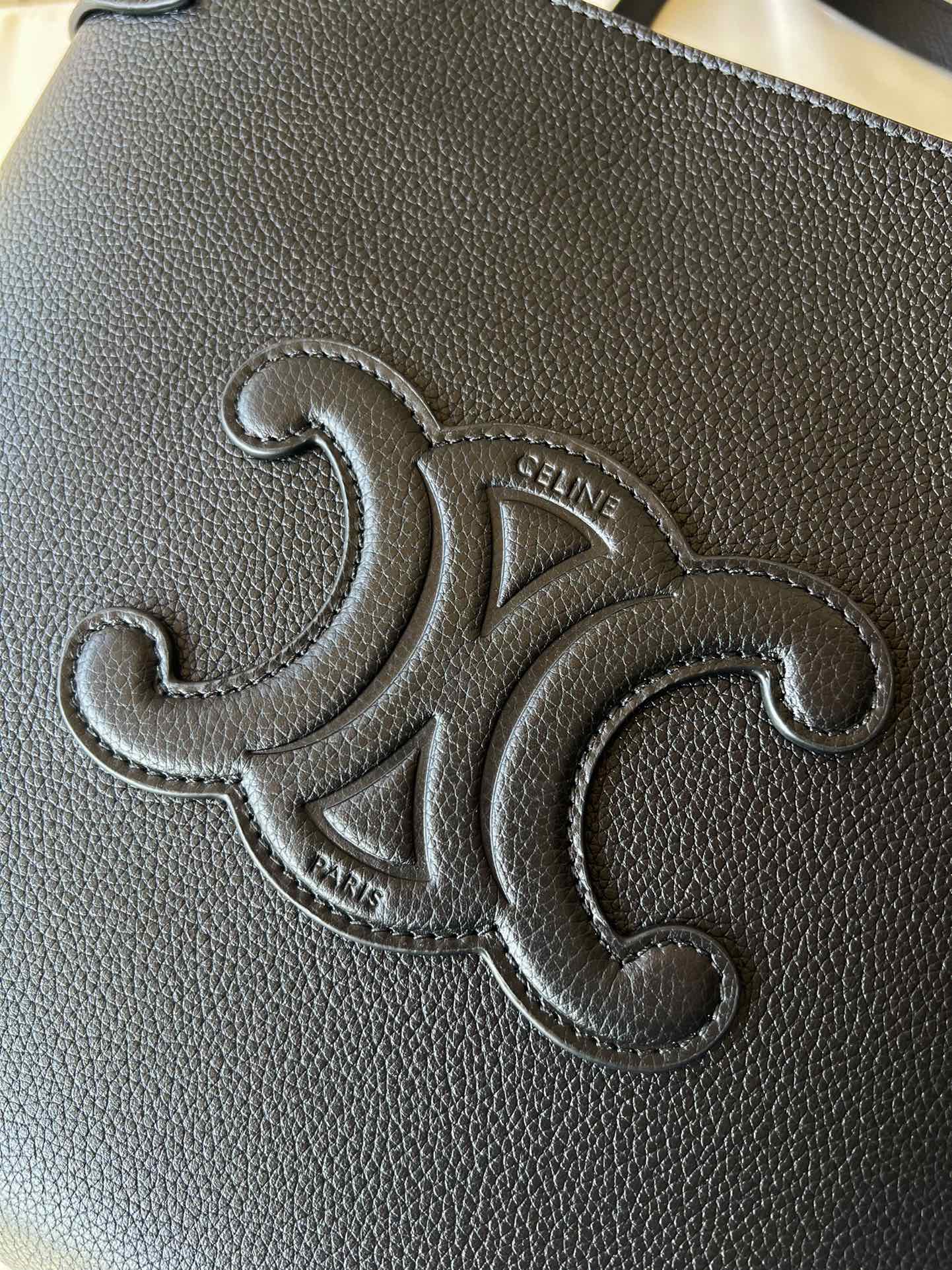 CELINE CABAS ANAÏS 小号粒面牛皮革手袋｜大容量デザインの洗練されたショッピングバッグ