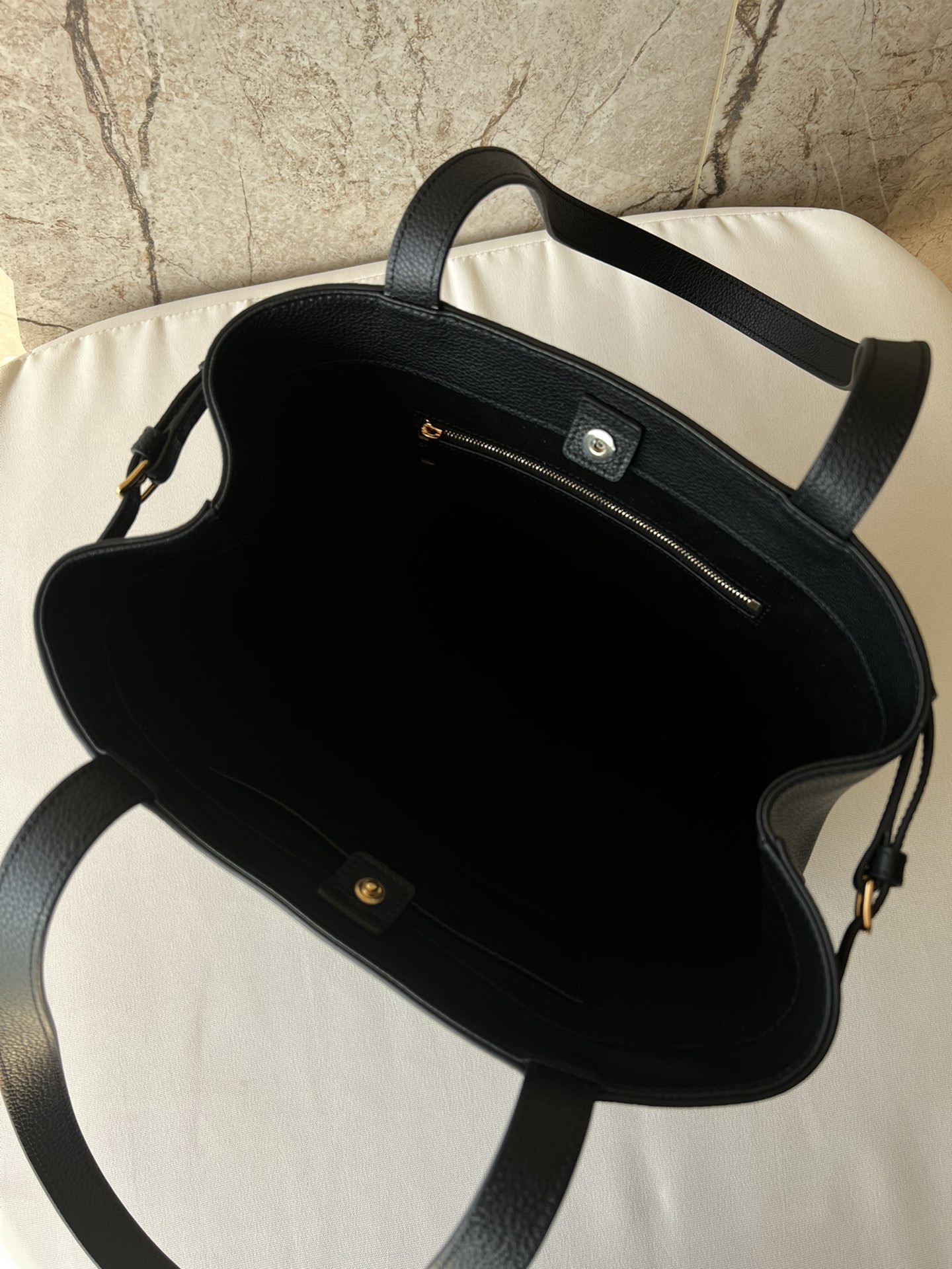 CELINE CABAS ANAÏS 小号粒面牛皮革手袋｜大容量デザインの洗練されたショッピングバッグ