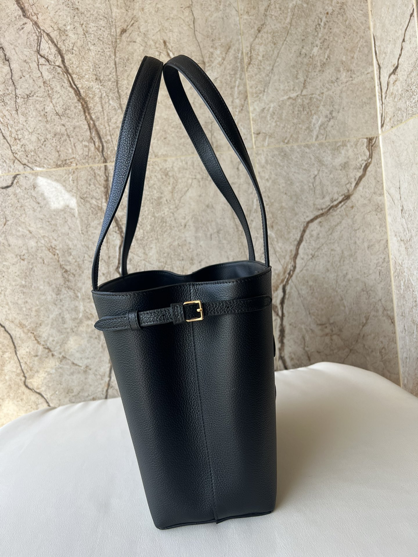 CELINE CABAS ANAÏS 小号粒面牛皮革手袋｜大容量デザインの洗練されたショッピングバッグ