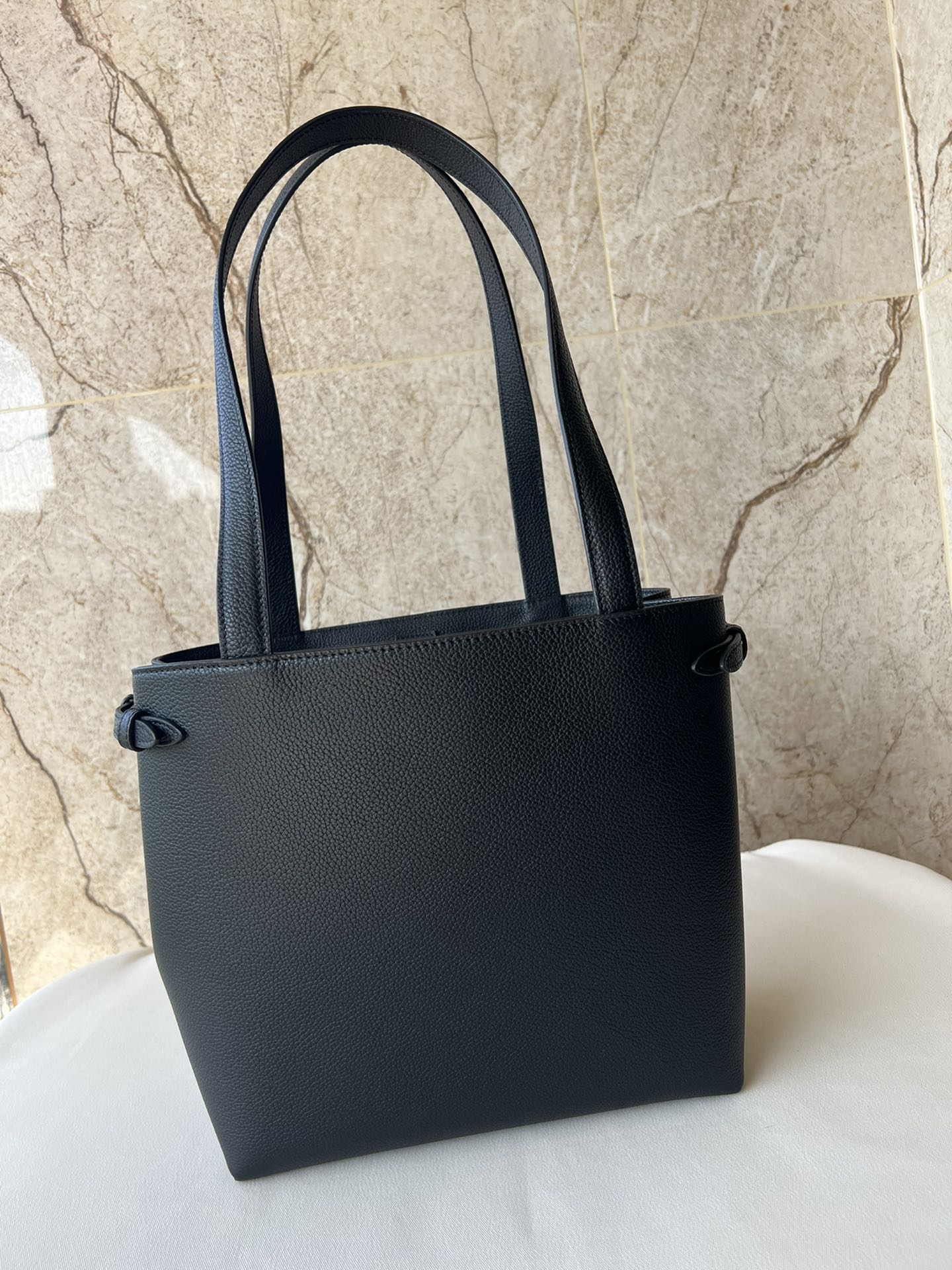 CELINE CABAS ANAÏS 小号粒面牛皮革手袋｜大容量デザインの洗練されたショッピングバッグ