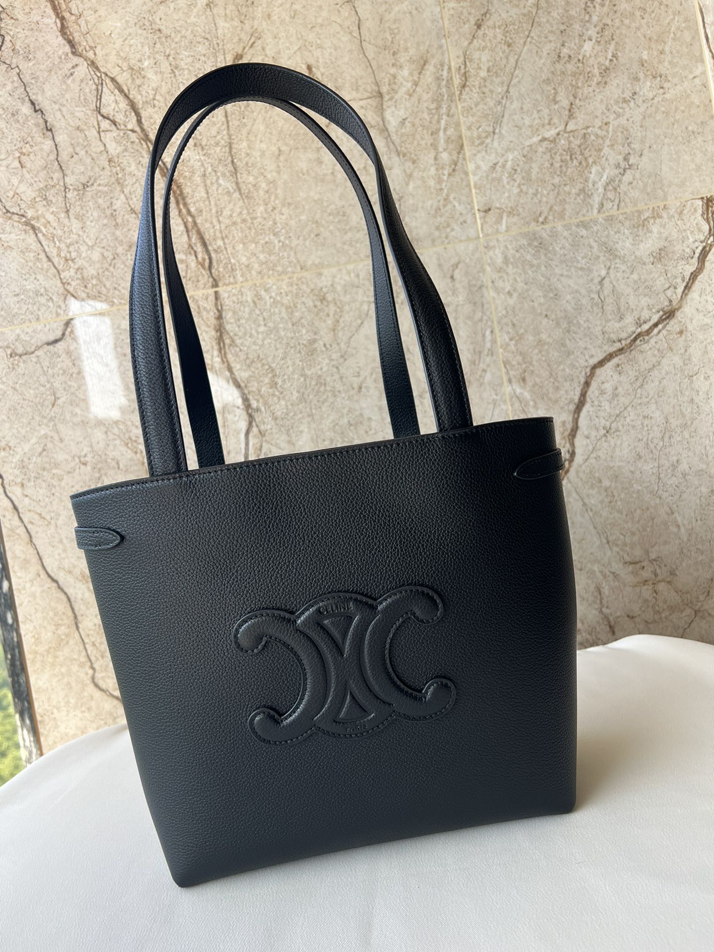 CELINE CABAS ANAÏS 小号粒面牛皮革手袋｜大容量デザインの洗練されたショッピングバッグ