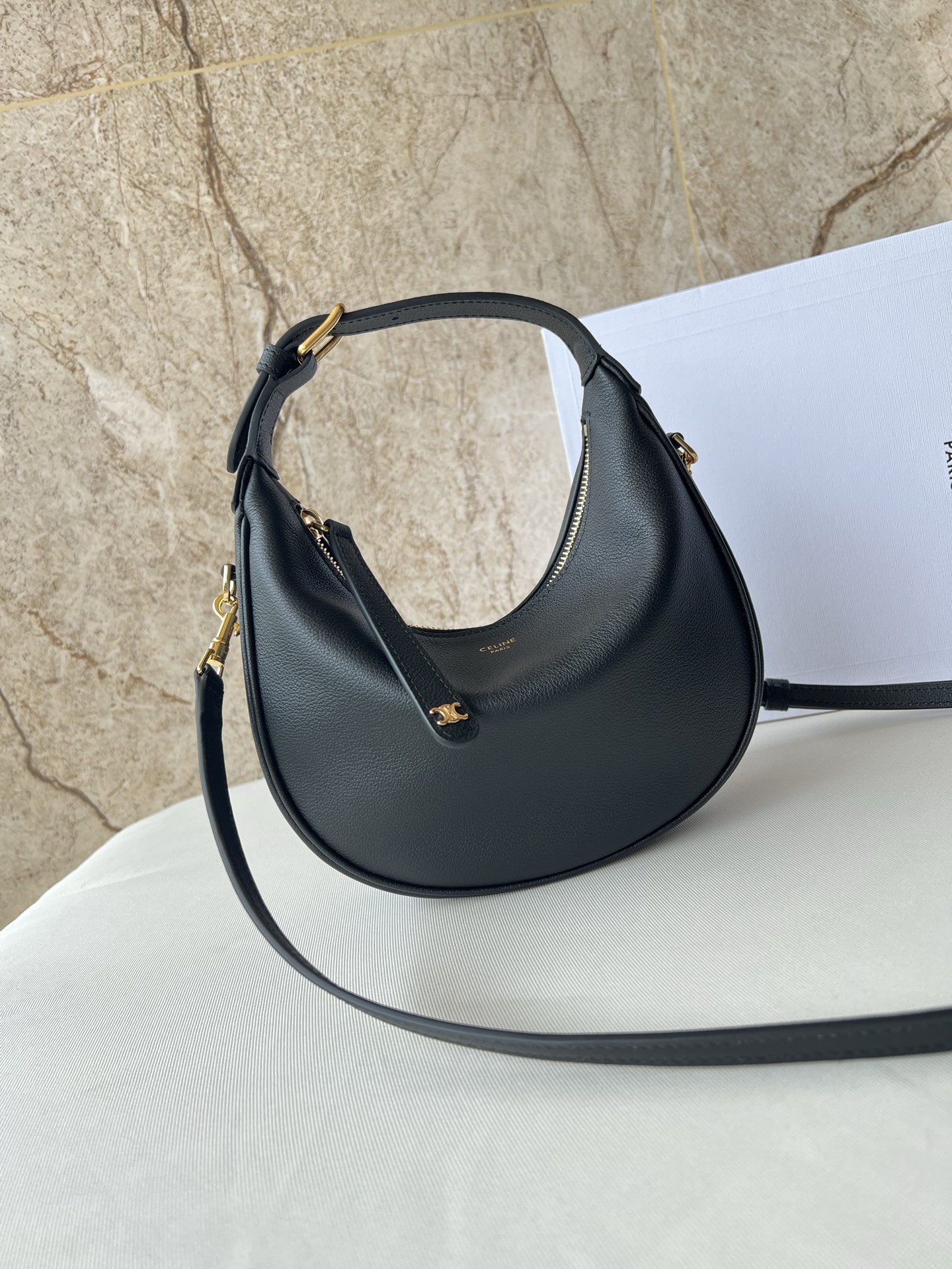 NO:206118,Authentic Level The newly released LuLu handbag bag was really amazing and was hit by this crescent bag at a glance. The high-end feeling was directly full. The super beautiful bag body matched with a straight temperament. The most amazing one is this bag shape!  It can be salty, sweet, commuting, dates, crossbody or one shoulder, all look super beautiful, the capacity is completely enough for daily use, and it is very casual and casual with a sweatshirt. It is really versatile and has no friends!  This bag can also bring an unintentional slackness. Specifications 21x24×5 cm. Moderately sized. Model 120723. Celine, celine, celine, celine, hoodie, sweatshirts.19860909正品级 这次新出的LuLu手袋包真的绝了一眼就被这个月牙包击中,高级感直接拉满.超级超级好看包身搭配起来气质直接起,最绝的是这个包型！ 可盐 可甜 可通勤 可约会 可斜挎可单肩,都超好看,容量也完全够日常使用,搭配卫衣又很休闲随性,真的是百搭到没朋友！ 这款包还可以带来不经意的松弛感 规格21x24×5厘米 大小适中, 型号120723,赛琳celine,celine,celine,hoodie,sweatshirts,Bag