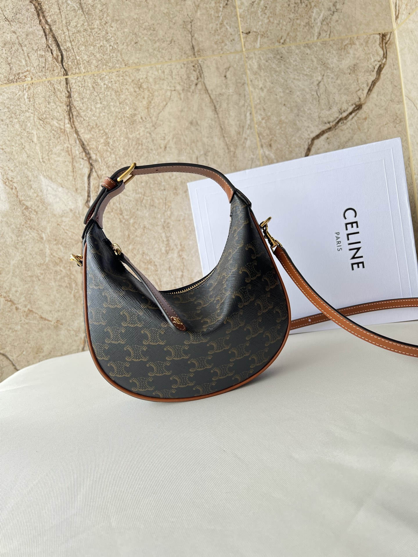 NO:206131,Authentic Level The newly released LuLu handbag bag was really amazing and was hit by this crescent bag at a glance. The high-end feeling was directly full. The super beautiful bag body matched with a straight temperament. The most amazing one is this bag shape!  It can be salty, sweet, commuting, dates, crossbody or one shoulder, all look super beautiful, the capacity is completely enough for daily use, and it is very casual and casual with a sweatshirt. It is really versatile and has no friends!  This bag can also bring an unintentional slackness. Specifications 21x24×5 cm. Moderately sized. Model 120723. Celine, celine, celine, celine, hoodie, sweatshirts.19860909正品级 这次新出的LuLu手袋包真的绝了一眼就被这个月牙包击中,高级感直接拉满.超级超级好看包身搭配起来气质直接起,最绝的是这个包型！ 可盐 可甜 可通勤 可约会 可斜挎可单肩,都超好看,容量也完全够日常使用,搭配卫衣又很休闲随性,真的是百搭到没朋友！ 这款包还可以带来不经意的松弛感 规格21x24×5厘米 大小适中, 型号120723,赛琳celine,celine,celine,hoodie,sweatshirts,Bag