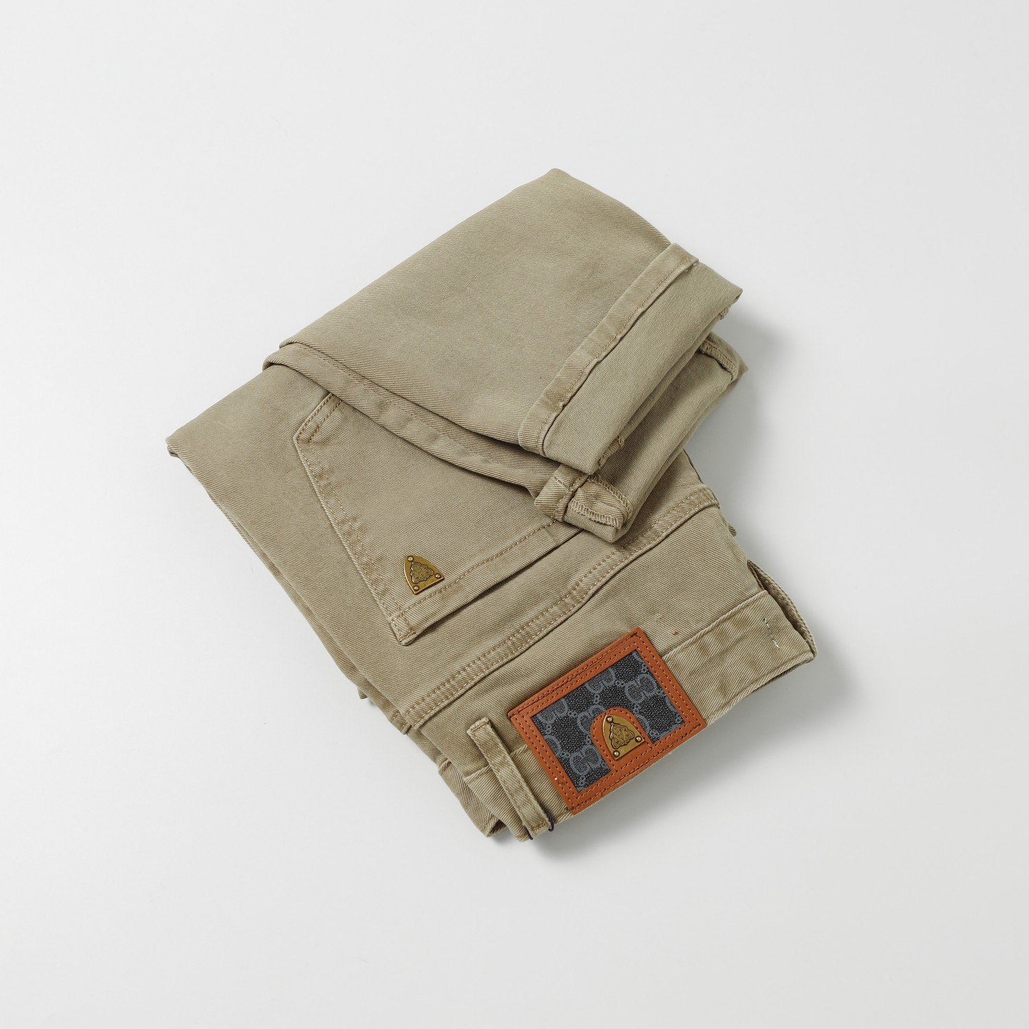 936# P160💰
Gucci2025ss秋冬 原单狠货牛仔裤,原版五金皮牌 !版型超正.修身不紧身,超级有范,原版定制水洗牛仔面料,原版五金辅料开模!上身帅气十足!码数:28-38🈚35.37