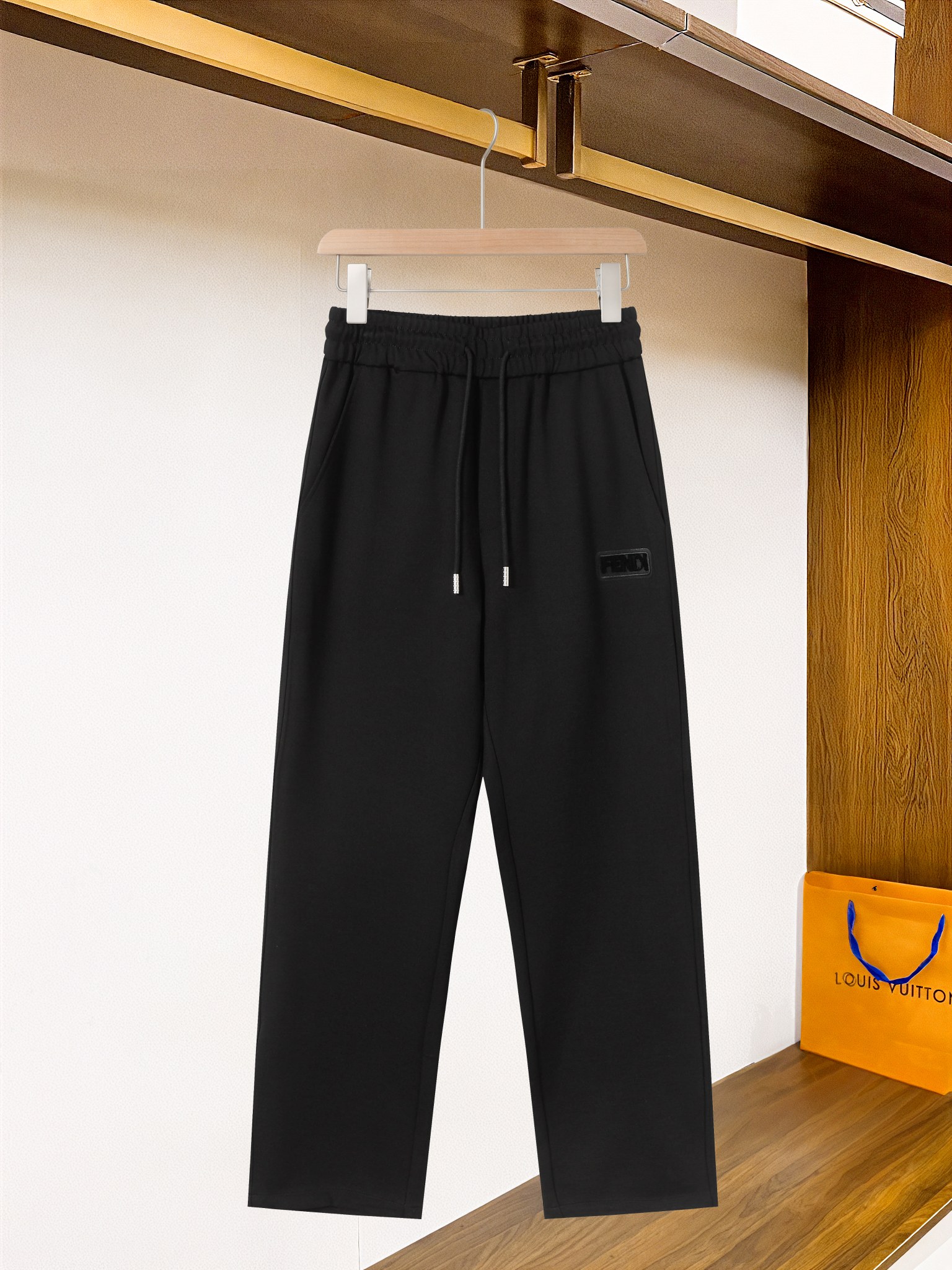 “New Leisure Pants: Fendy 2025 Design, Imported Fabric, Perfect Details, Various Sizes Available” - 图片 1