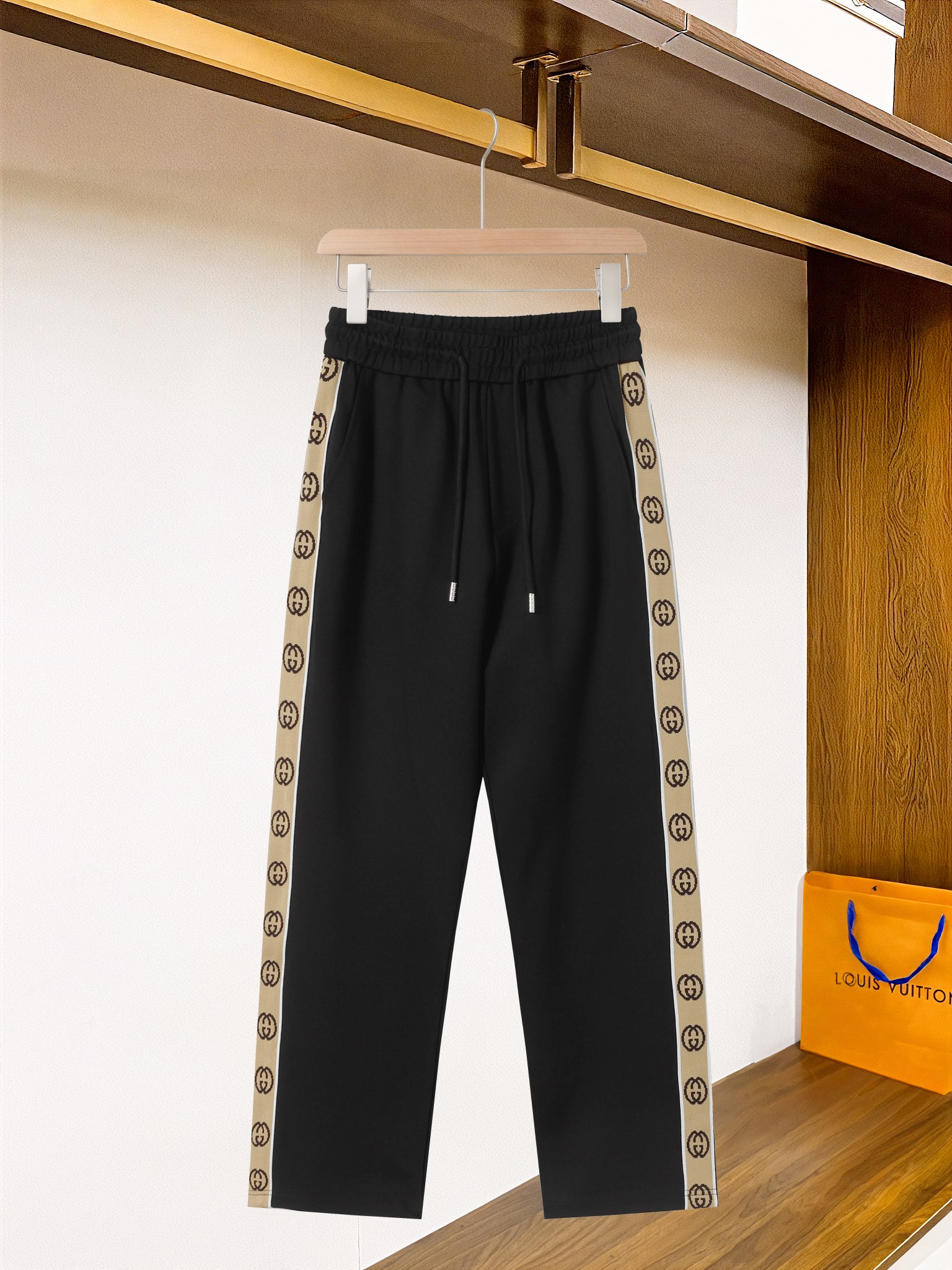 Original Knitted Gucci Shorts: Classic Logo, Comfortable, Stylish, High Quality.