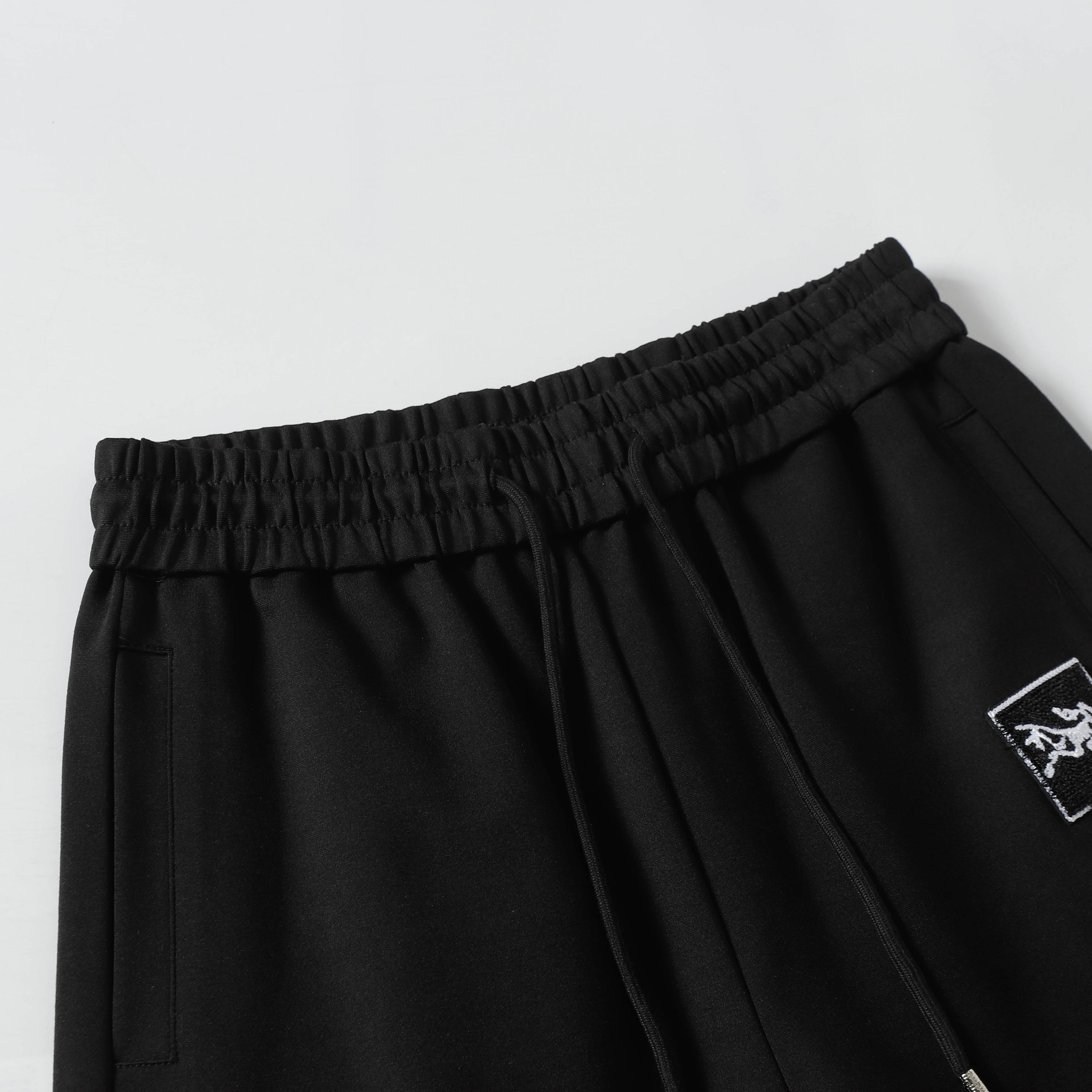 “Urban Leisure Sports Shorts with High-Quality Fabric and Modern Classic Design” - 图片 3