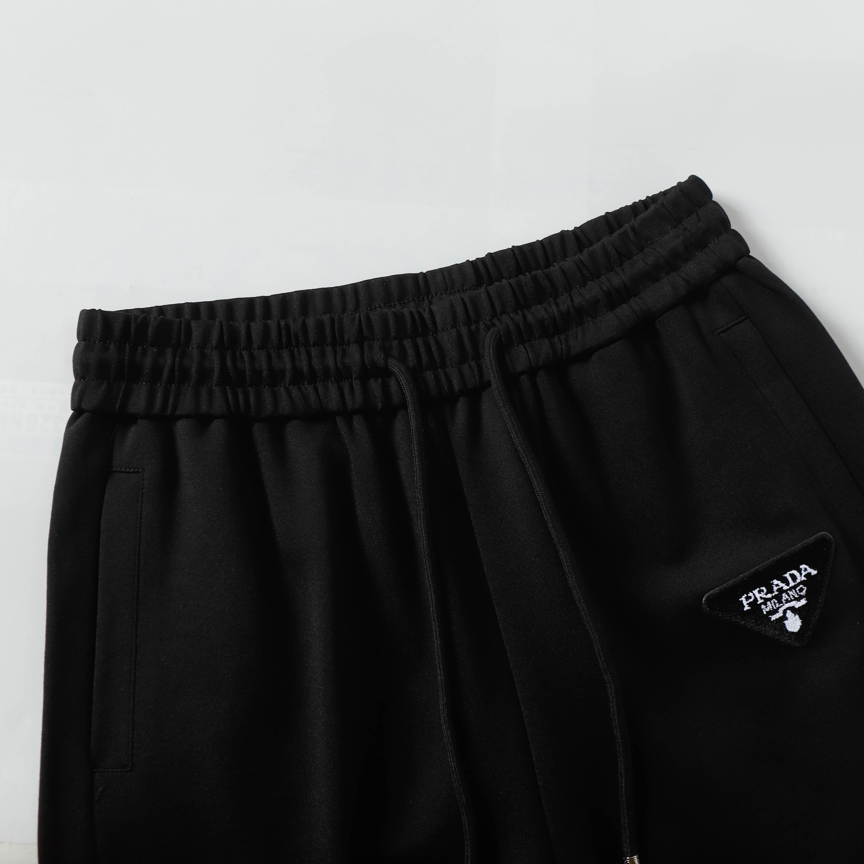 Prada 2025 New Leisure Shorts with Trophies Design, Fabric Customization, and Original Hardware - 图片 3