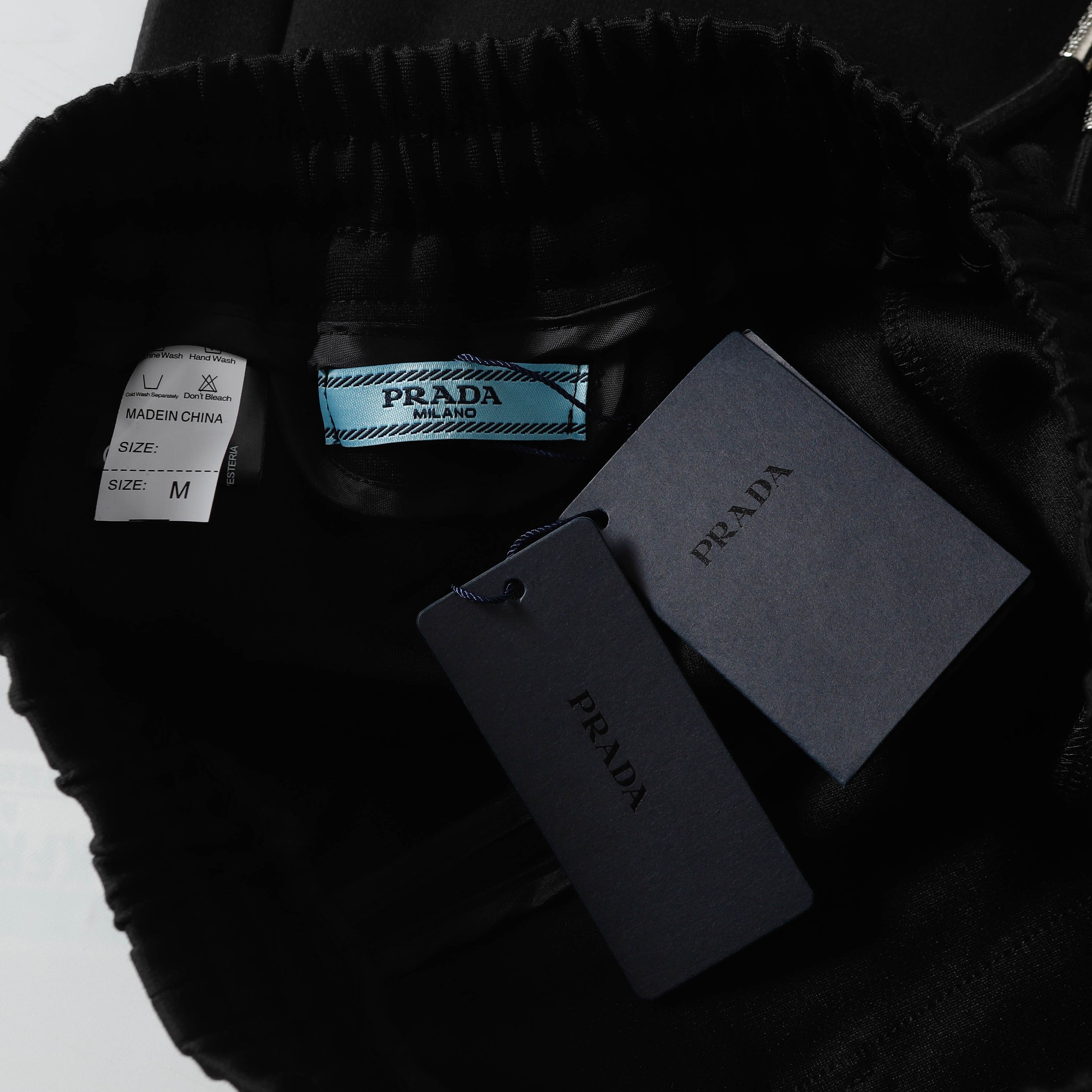 Prada 2025 New Leisure Shorts with Trophies Design, Fabric Customization, and Original Hardware - 图片 8