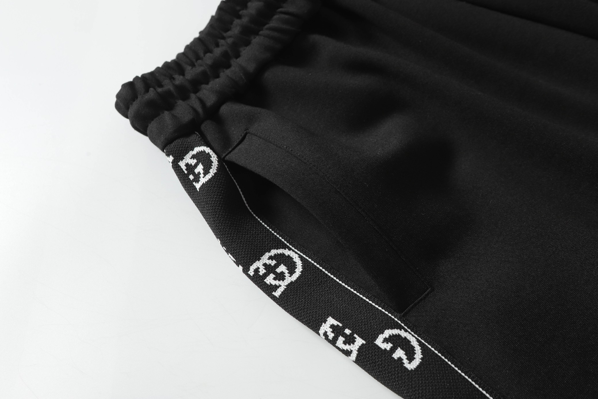 Gucci Gucci 2025s Leisure Sport Shorts in High-Intensity Fabric – Modern Urban Classic - 图片 5