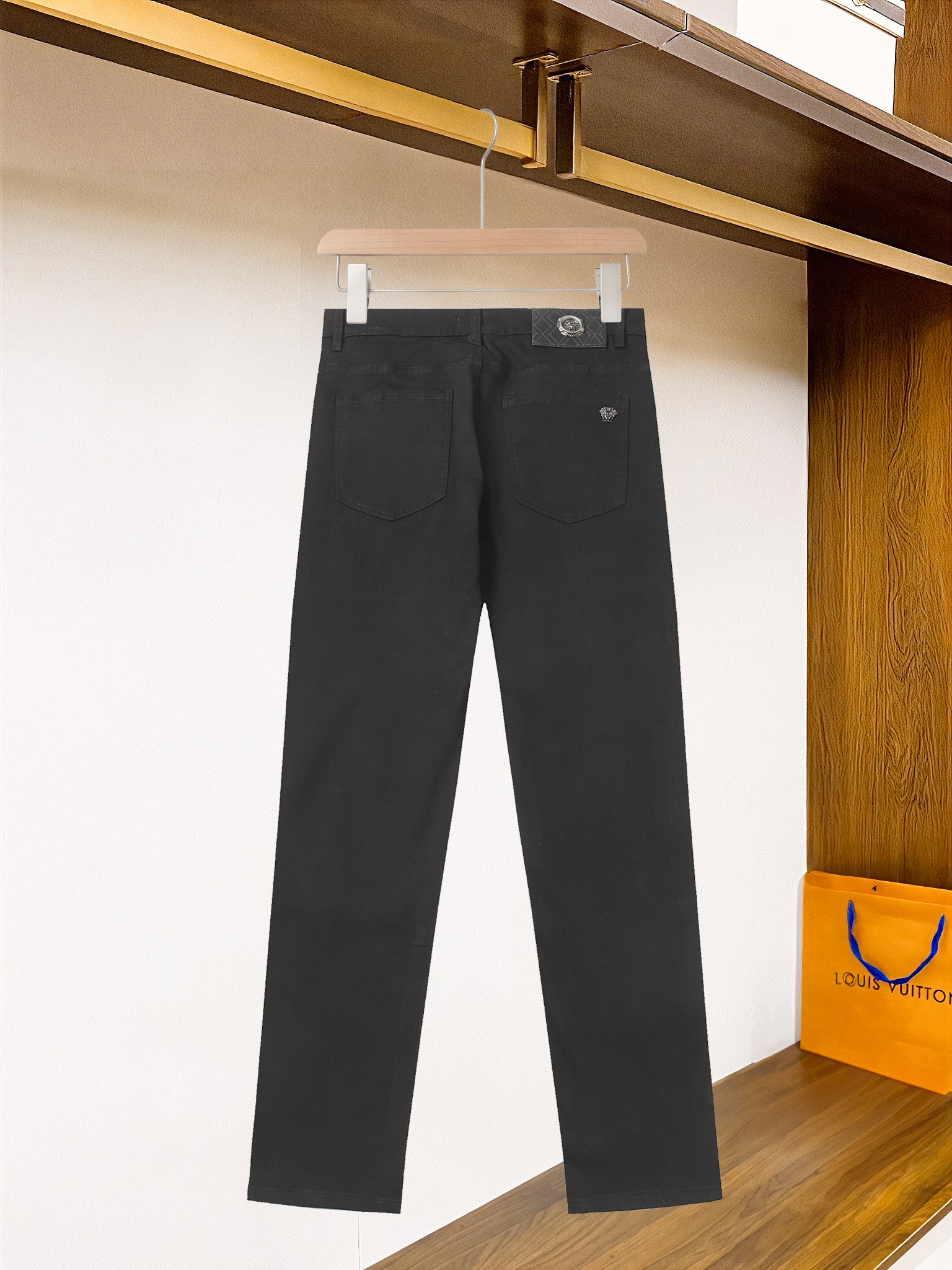 G371#P160主推【范思哲】高品质 2025官网高端新品🐂原单少数帅爆牛仔裤,百分百原单 👍百搭神器!今年最新流行的风格设计款式,采用进口棉花制作成的单宁布,上身舒适,剪裁设计挺拔有型!低调不失奢华 超有feel🌸上身精致跃然,简单就是美。完爆一切,型男必备单品!原版logo🔥个性 时尚 魅力👍码数:28-38