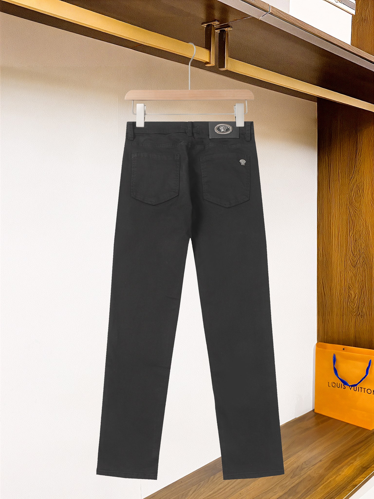 G389#P160主推【范思哲】高品质 2025官网高端新品🐂原单少数帅爆牛仔裤,百分百原单 👍百搭神器!今年最新流行的风格设计款式,采用进口棉花制作成的单宁布,上身舒适,剪裁设计挺拔有型!低调不失奢华 超有feel🌸上身精致跃然,简单就是美。完爆一切,型男必备单品!原版logo🔥个性 时尚 魅力👍码数:28-38