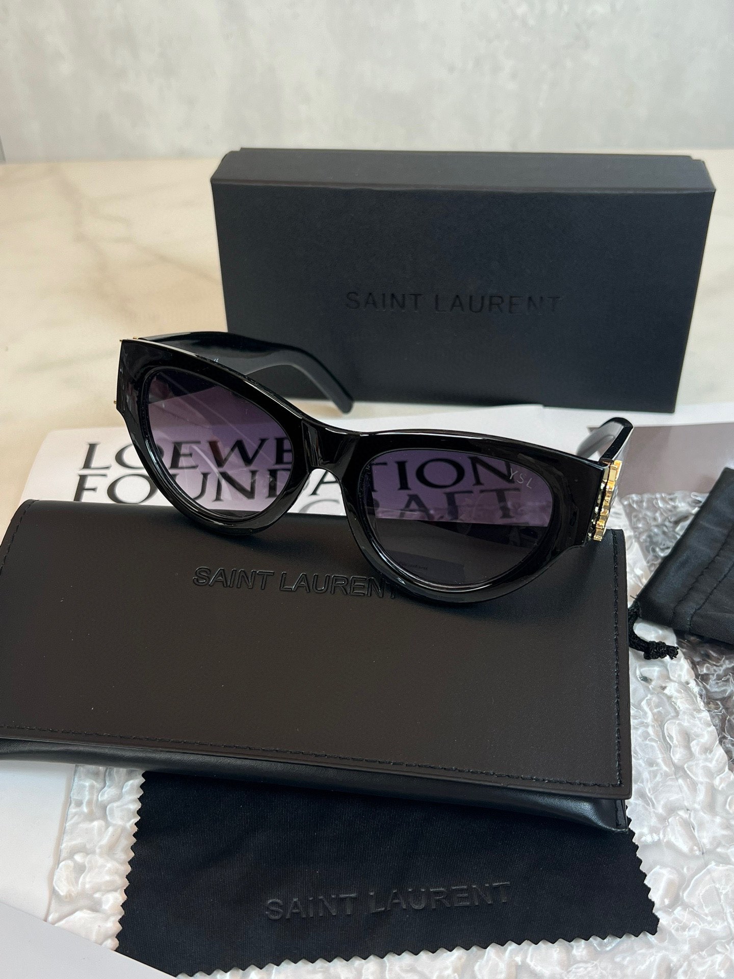 Yves Saint Laurent Lunettes De Soleil La couleur violette Les roses Vintage