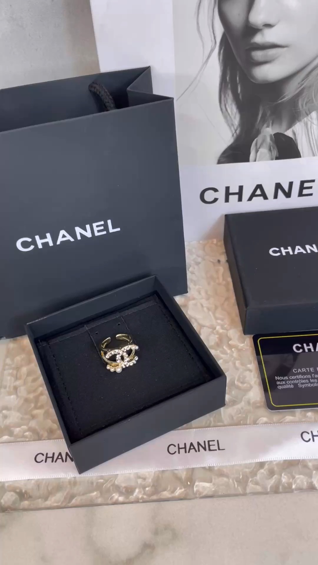 Chanel Bon marché
 Bijoux Anneau