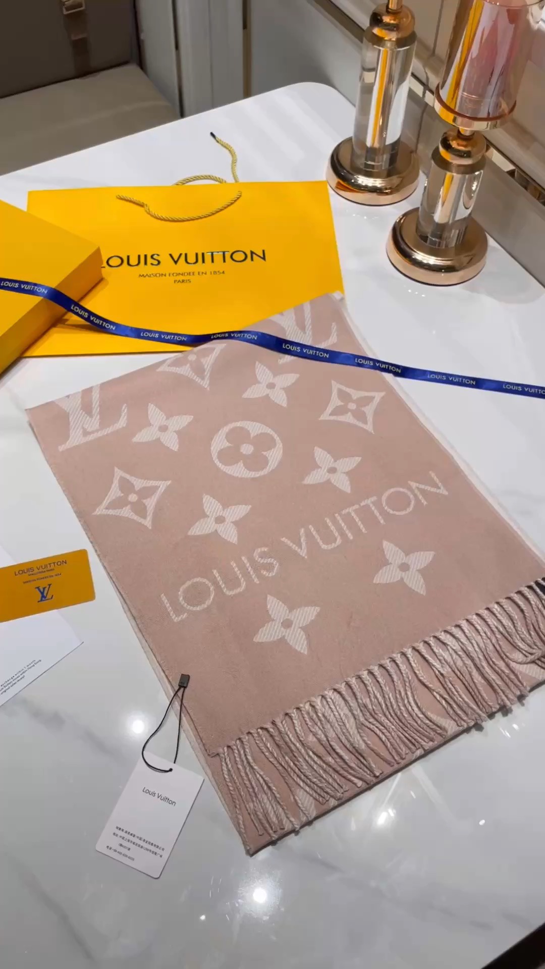 Louis Vuitton Foulard Les roses Laine