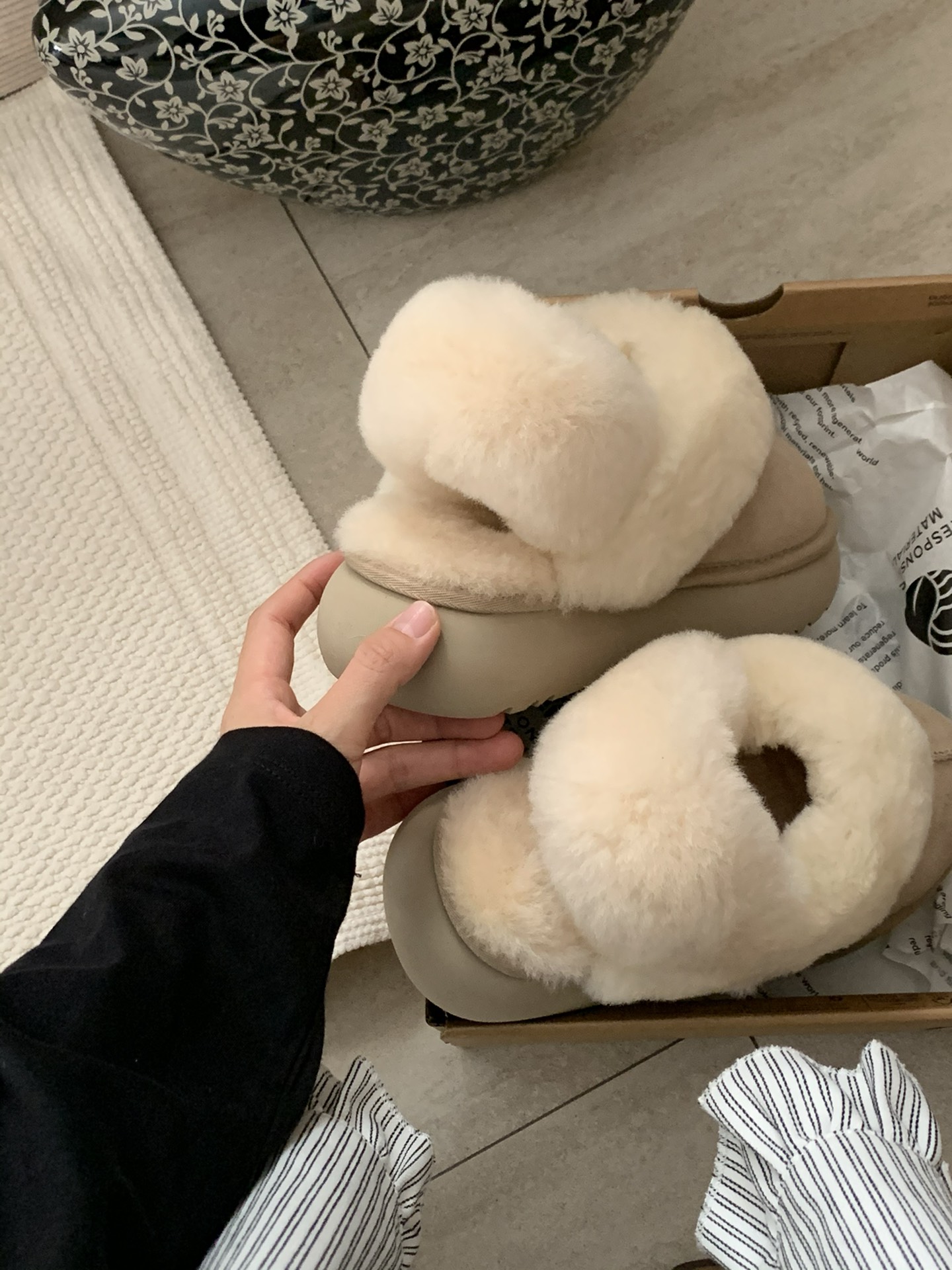 ugg三穿星拖ins小爆款卷土重来.牛皮➕羊毛 后跟绑带款可卸穿法方便 墩墩袜子🧦搭配超美一鞋两穿后织带