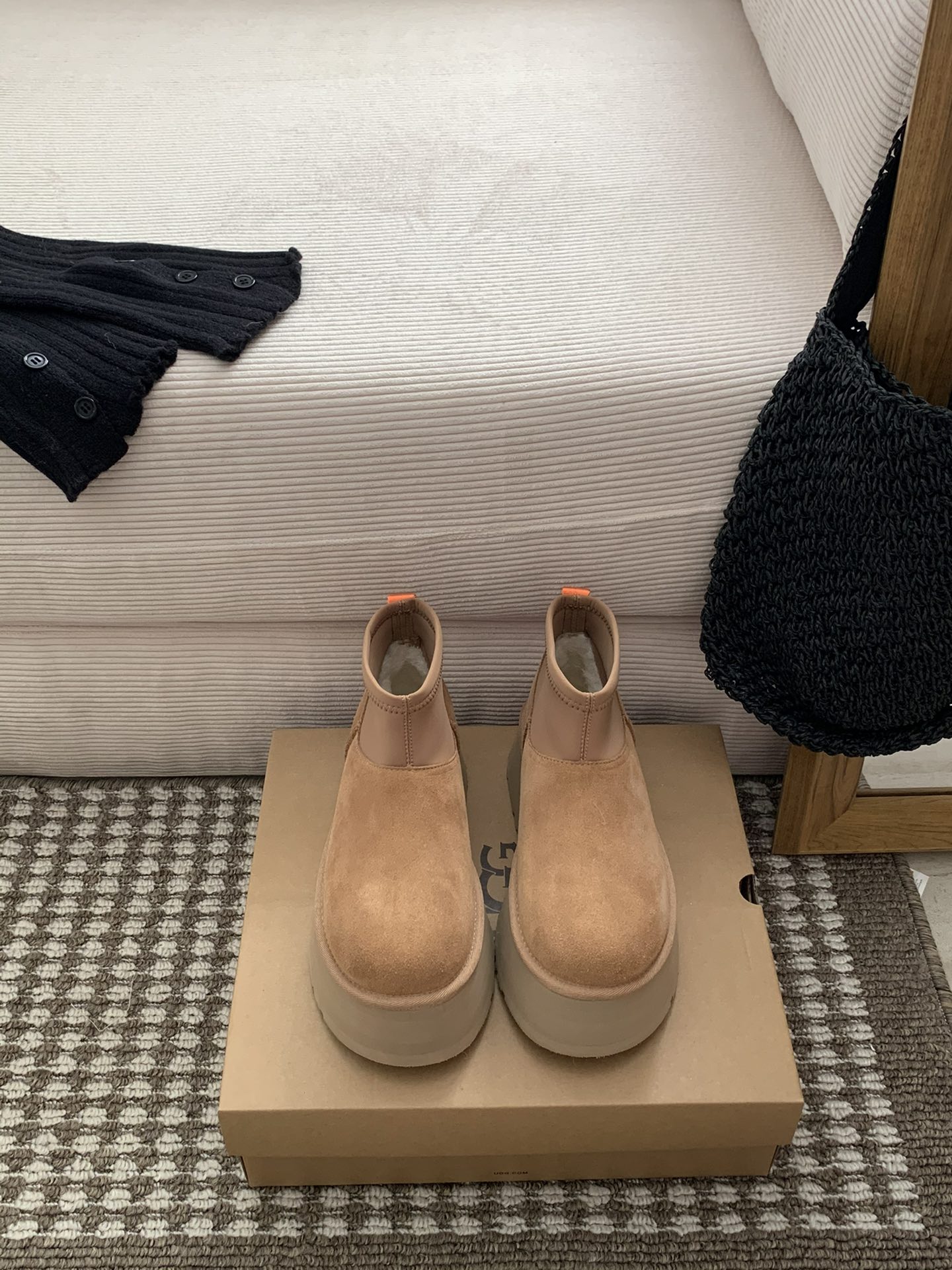 NO:615198,ugg.Mini Dipp boots model number 1168170 Newly added short tube this year. Non-slip and wear-resistant Treadlite by UGG. Light wing outsole will bring a novel and unique warm and comfortable experience. Upper cowhide planed leather. Shoe lining pure wool. Color: black, maroon, thunder cloud gray. Size35 - 40, snow boots, boots.19860909ugg.Mini迪普靴款号1168170 今年新增短筒. 防滑耐磨的Treadlite by UGG.轻翼大底 将带来新奇别致的温暖和舒适体验 鞋面牛刨层革 鞋里纯羊毛 颜色黑色 栗色 雷云灰 Size35 - 40,雪地靴,boots,Women's Shoes