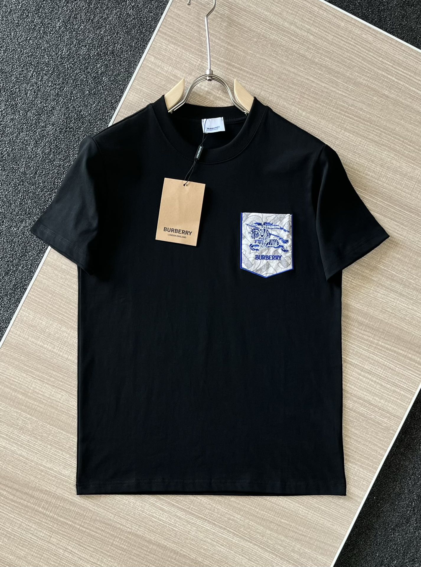 Burberry Kleidung T-Shirt Schwarz Weiß Stickerei Unisex Baumwolle Sommerkollektion