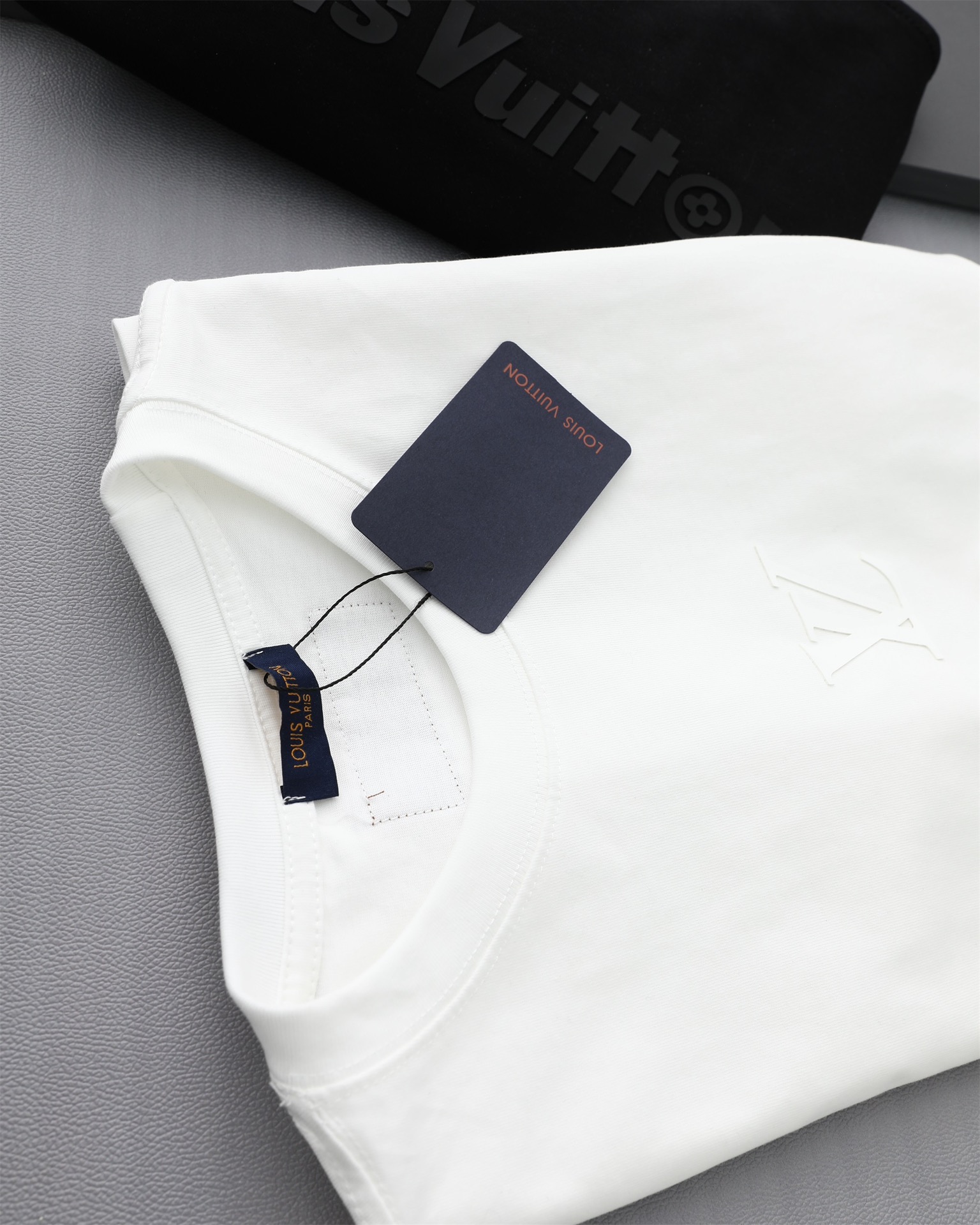 💰145包邮
Louis Vuitton/路易威登立体硅胶压花新款T桖,
25SS春夏新品,胸前简单小LOOG,后幅字母,采用环保染料,无甲醛,对身体无危害,
采用32支260克双纱纯棉原版面料,时尚而奢华,官网同款爆款短袖,1:1原版开模,ZP开发,完美还原原版,大厂制作,国内专供深圳南油国际外贸代购市场,精细走线做工,顶级工艺。
主标,吊牌,水洗唛,原标原码
不挑年龄,不挑身材,不挑性别,情侣百搭款式,可机洗,不掉色,耐撕扯,
所有细节均为原相机实拍,放心入手
颜色:黑色/白色
尺码:M-3XL
M可穿125斤
L可穿145斤
XL可穿165斤
2XL可穿185斤
3XL可穿200斤
M L XL 2XL 3XL
胸围:102 106 110 114 118
肩宽: 45 47 49 51 53
衣长: 71 73 75 77 79