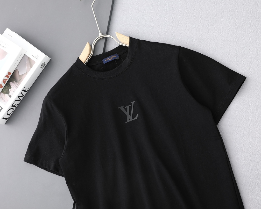 💰145包邮
Louis Vuitton/路易威登立体硅胶压花新款T桖,
25SS春夏新品,胸前简单小LOOG,后幅字母,采用环保染料,无甲醛,对身体无危害,
采用32支260克双纱纯棉原版面料,时尚而奢华,官网同款爆款短袖,1:1原版开模,ZP开发,完美还原原版,大厂制作,国内专供深圳南油国际外贸代购市场,精细走线做工,顶级工艺。
主标,吊牌,水洗唛,原标原码
不挑年龄,不挑身材,不挑性别,情侣百搭款式,可机洗,不掉色,耐撕扯,
所有细节均为原相机实拍,放心入手
颜色:黑色/白色
尺码:M-3XL
M可穿125斤
L可穿145斤
XL可穿165斤
2XL可穿185斤
3XL可穿200斤
M L XL 2XL 3XL
胸围:102 106 110 114 118
肩宽: 45 47 49 51 53
衣长: 71 73 75 77 79