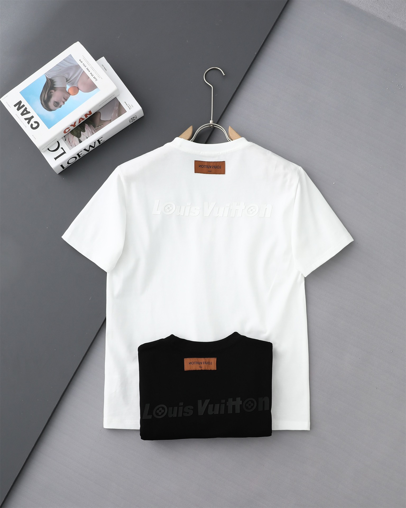 💰145包邮
Louis Vuitton/路易威登立体硅胶压花新款T桖,
25SS春夏新品,胸前简单小LOOG,后幅字母,采用环保染料,无甲醛,对身体无危害,
采用32支260克双纱纯棉原版面料,时尚而奢华,官网同款爆款短袖,1:1原版开模,ZP开发,完美还原原版,大厂制作,国内专供深圳南油国际外贸代购市场,精细走线做工,顶级工艺。
主标,吊牌,水洗唛,原标原码
不挑年龄,不挑身材,不挑性别,情侣百搭款式,可机洗,不掉色,耐撕扯,
所有细节均为原相机实拍,放心入手
颜色:黑色/白色
尺码:M-3XL
M可穿125斤
L可穿145斤
XL可穿165斤
2XL可穿185斤
3XL可穿200斤
M L XL 2XL 3XL
胸围:102 106 110 114 118
肩宽: 45 47 49 51 53
衣长: 71 73 75 77 79
