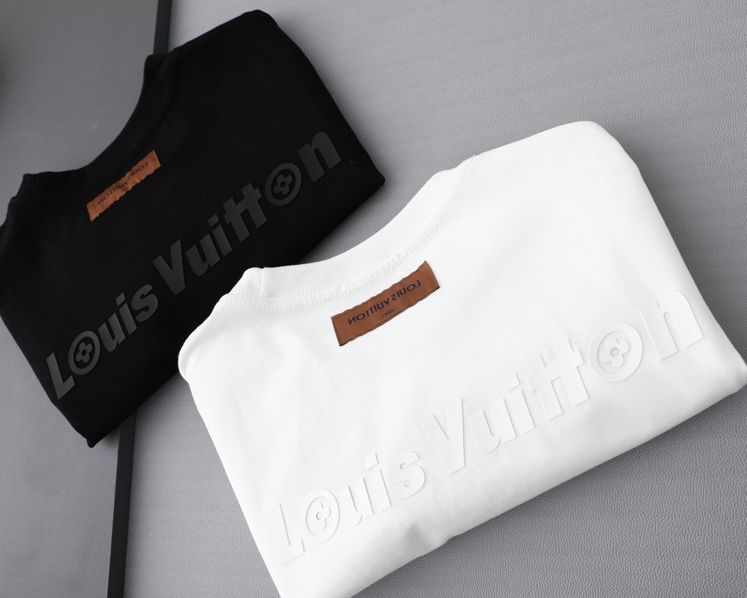💰145包邮
Louis Vuitton/路易威登立体硅胶压花新款T桖,
25SS春夏新品,胸前简单小LOOG,后幅字母,采用环保染料,无甲醛,对身体无危害,
采用32支260克双纱纯棉原版面料,时尚而奢华,官网同款爆款短袖,1:1原版开模,ZP开发,完美还原原版,大厂制作,国内专供深圳南油国际外贸代购市场,精细走线做工,顶级工艺。
主标,吊牌,水洗唛,原标原码
不挑年龄,不挑身材,不挑性别,情侣百搭款式,可机洗,不掉色,耐撕扯,
所有细节均为原相机实拍,放心入手
颜色:黑色/白色
尺码:M-3XL
M可穿125斤
L可穿145斤
XL可穿165斤
2XL可穿185斤
3XL可穿200斤
M L XL 2XL 3XL
胸围:102 106 110 114 118
肩宽: 45 47 49 51 53
衣长: 71 73 75 77 79