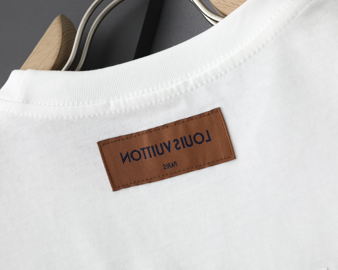 💰145包邮
Louis Vuitton/路易威登立体硅胶压花新款T桖,
25SS春夏新品,胸前简单小LOOG,后幅字母,采用环保染料,无甲醛,对身体无危害,
采用32支260克双纱纯棉原版面料,时尚而奢华,官网同款爆款短袖,1:1原版开模,ZP开发,完美还原原版,大厂制作,国内专供深圳南油国际外贸代购市场,精细走线做工,顶级工艺。
主标,吊牌,水洗唛,原标原码
不挑年龄,不挑身材,不挑性别,情侣百搭款式,可机洗,不掉色,耐撕扯,
所有细节均为原相机实拍,放心入手
颜色:黑色/白色
尺码:M-3XL
M可穿125斤
L可穿145斤
XL可穿165斤
2XL可穿185斤
3XL可穿200斤
M L XL 2XL 3XL
胸围:102 106 110 114 118
肩宽: 45 47 49 51 53
衣长: 71 73 75 77 79