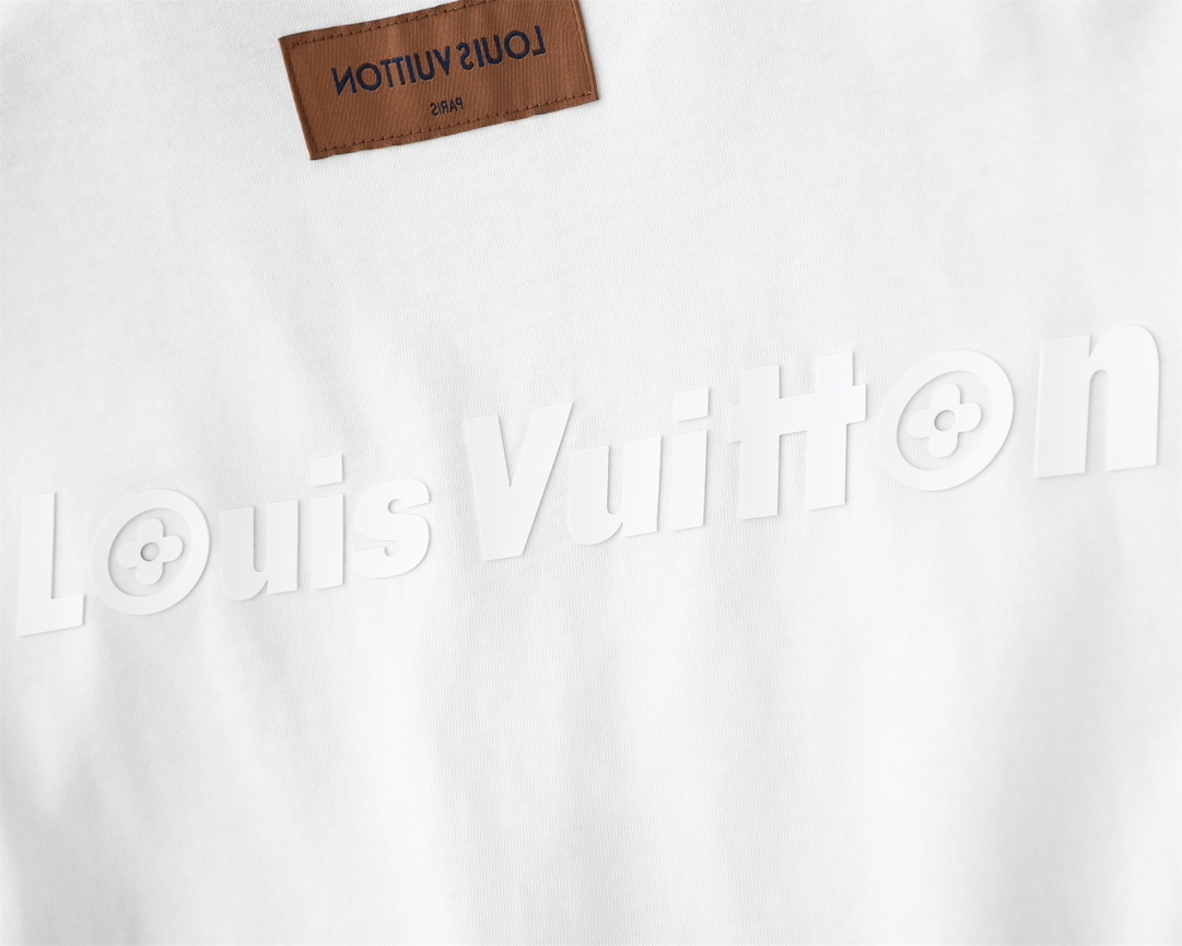 💰145包邮
Louis Vuitton/路易威登立体硅胶压花新款T桖,
25SS春夏新品,胸前简单小LOOG,后幅字母,采用环保染料,无甲醛,对身体无危害,
采用32支260克双纱纯棉原版面料,时尚而奢华,官网同款爆款短袖,1:1原版开模,ZP开发,完美还原原版,大厂制作,国内专供深圳南油国际外贸代购市场,精细走线做工,顶级工艺。
主标,吊牌,水洗唛,原标原码
不挑年龄,不挑身材,不挑性别,情侣百搭款式,可机洗,不掉色,耐撕扯,
所有细节均为原相机实拍,放心入手
颜色:黑色/白色
尺码:M-3XL
M可穿125斤
L可穿145斤
XL可穿165斤
2XL可穿185斤
3XL可穿200斤
M L XL 2XL 3XL
胸围:102 106 110 114 118
肩宽: 45 47 49 51 53
衣长: 71 73 75 77 79