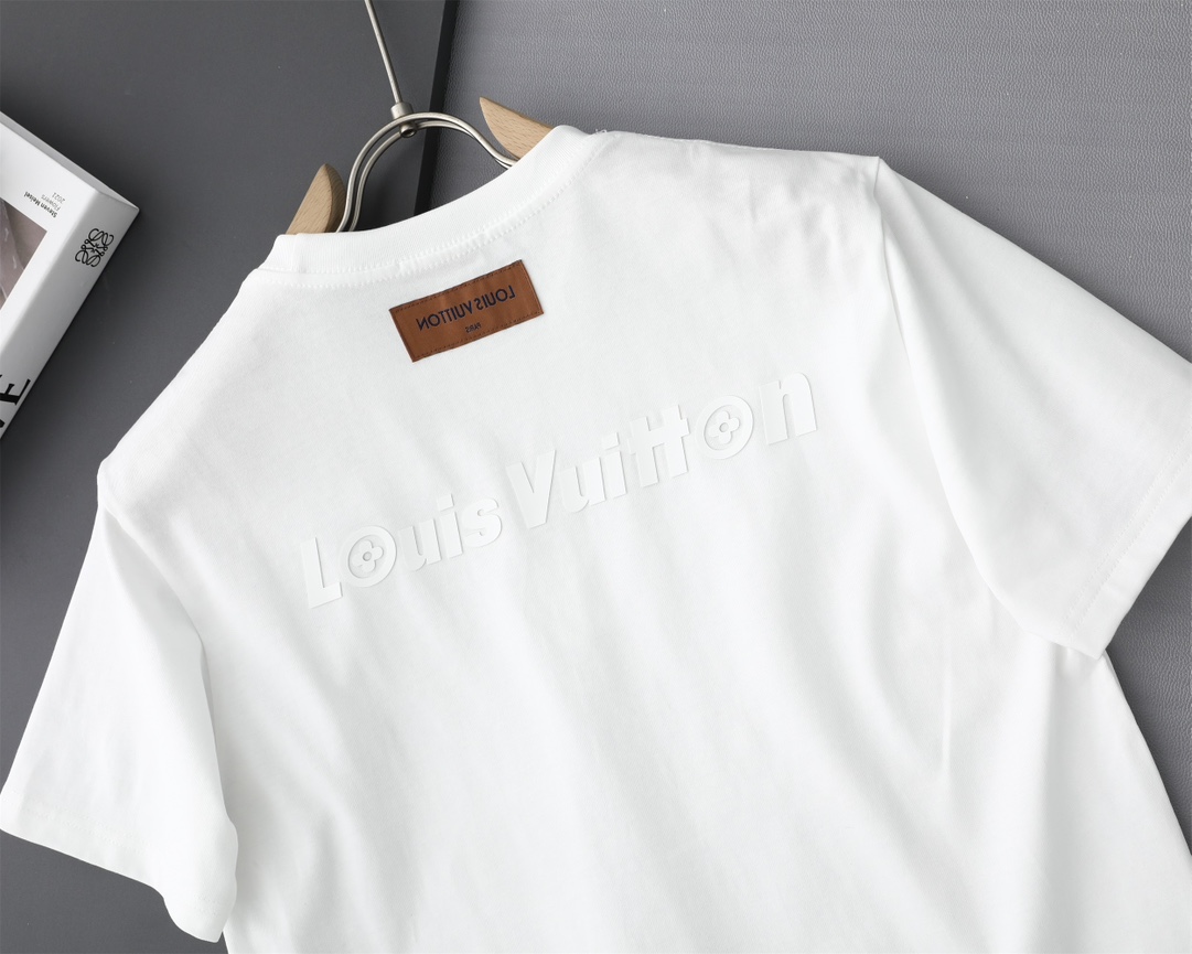 💰145包邮
Louis Vuitton/路易威登立体硅胶压花新款T桖,
25SS春夏新品,胸前简单小LOOG,后幅字母,采用环保染料,无甲醛,对身体无危害,
采用32支260克双纱纯棉原版面料,时尚而奢华,官网同款爆款短袖,1:1原版开模,ZP开发,完美还原原版,大厂制作,国内专供深圳南油国际外贸代购市场,精细走线做工,顶级工艺。
主标,吊牌,水洗唛,原标原码
不挑年龄,不挑身材,不挑性别,情侣百搭款式,可机洗,不掉色,耐撕扯,
所有细节均为原相机实拍,放心入手
颜色:黑色/白色
尺码:M-3XL
M可穿125斤
L可穿145斤
XL可穿165斤
2XL可穿185斤
3XL可穿200斤
M L XL 2XL 3XL
胸围:102 106 110 114 118
肩宽: 45 47 49 51 53
衣长: 71 73 75 77 79