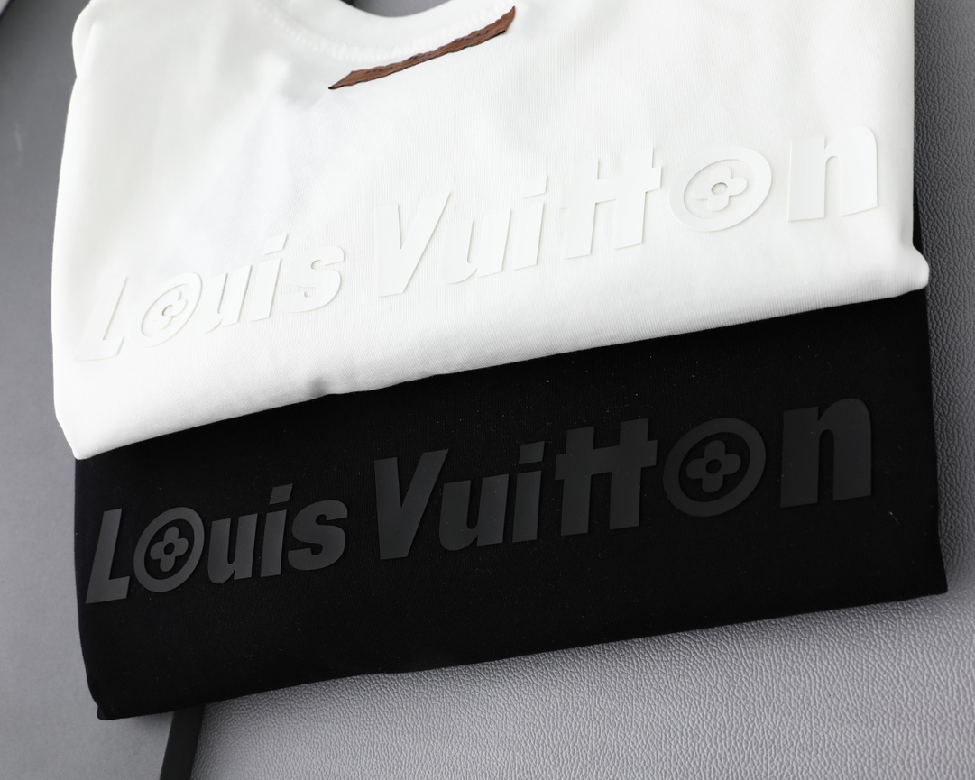 💰145包邮
Louis Vuitton/路易威登立体硅胶压花新款T桖,
25SS春夏新品,胸前简单小LOOG,后幅字母,采用环保染料,无甲醛,对身体无危害,
采用32支260克双纱纯棉原版面料,时尚而奢华,官网同款爆款短袖,1:1原版开模,ZP开发,完美还原原版,大厂制作,国内专供深圳南油国际外贸代购市场,精细走线做工,顶级工艺。
主标,吊牌,水洗唛,原标原码
不挑年龄,不挑身材,不挑性别,情侣百搭款式,可机洗,不掉色,耐撕扯,
所有细节均为原相机实拍,放心入手
颜色:黑色/白色
尺码:M-3XL
M可穿125斤
L可穿145斤
XL可穿165斤
2XL可穿185斤
3XL可穿200斤
M L XL 2XL 3XL
胸围:102 106 110 114 118
肩宽: 45 47 49 51 53
衣长: 71 73 75 77 79