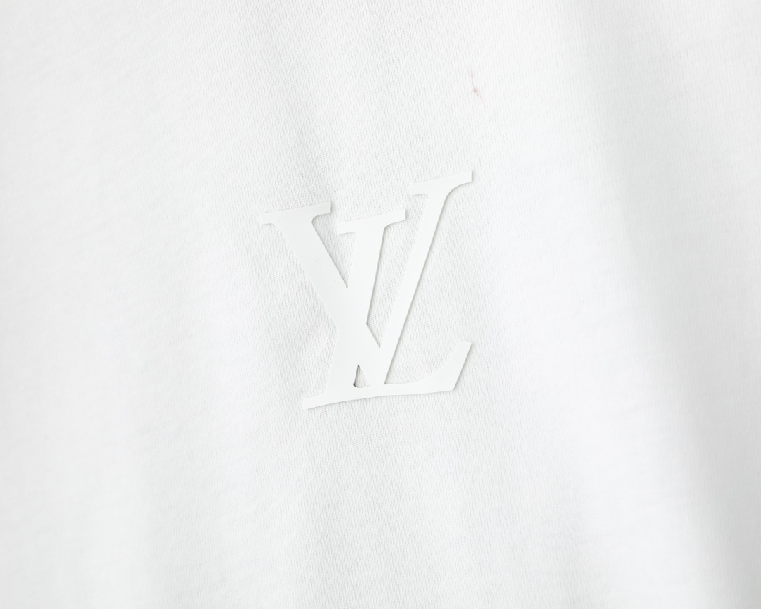 💰145包邮
Louis Vuitton/路易威登立体硅胶压花新款T桖,
25SS春夏新品,胸前简单小LOOG,后幅字母,采用环保染料,无甲醛,对身体无危害,
采用32支260克双纱纯棉原版面料,时尚而奢华,官网同款爆款短袖,1:1原版开模,ZP开发,完美还原原版,大厂制作,国内专供深圳南油国际外贸代购市场,精细走线做工,顶级工艺。
主标,吊牌,水洗唛,原标原码
不挑年龄,不挑身材,不挑性别,情侣百搭款式,可机洗,不掉色,耐撕扯,
所有细节均为原相机实拍,放心入手
颜色:黑色/白色
尺码:M-3XL
M可穿125斤
L可穿145斤
XL可穿165斤
2XL可穿185斤
3XL可穿200斤
M L XL 2XL 3XL
胸围:102 106 110 114 118
肩宽: 45 47 49 51 53
衣长: 71 73 75 77 79