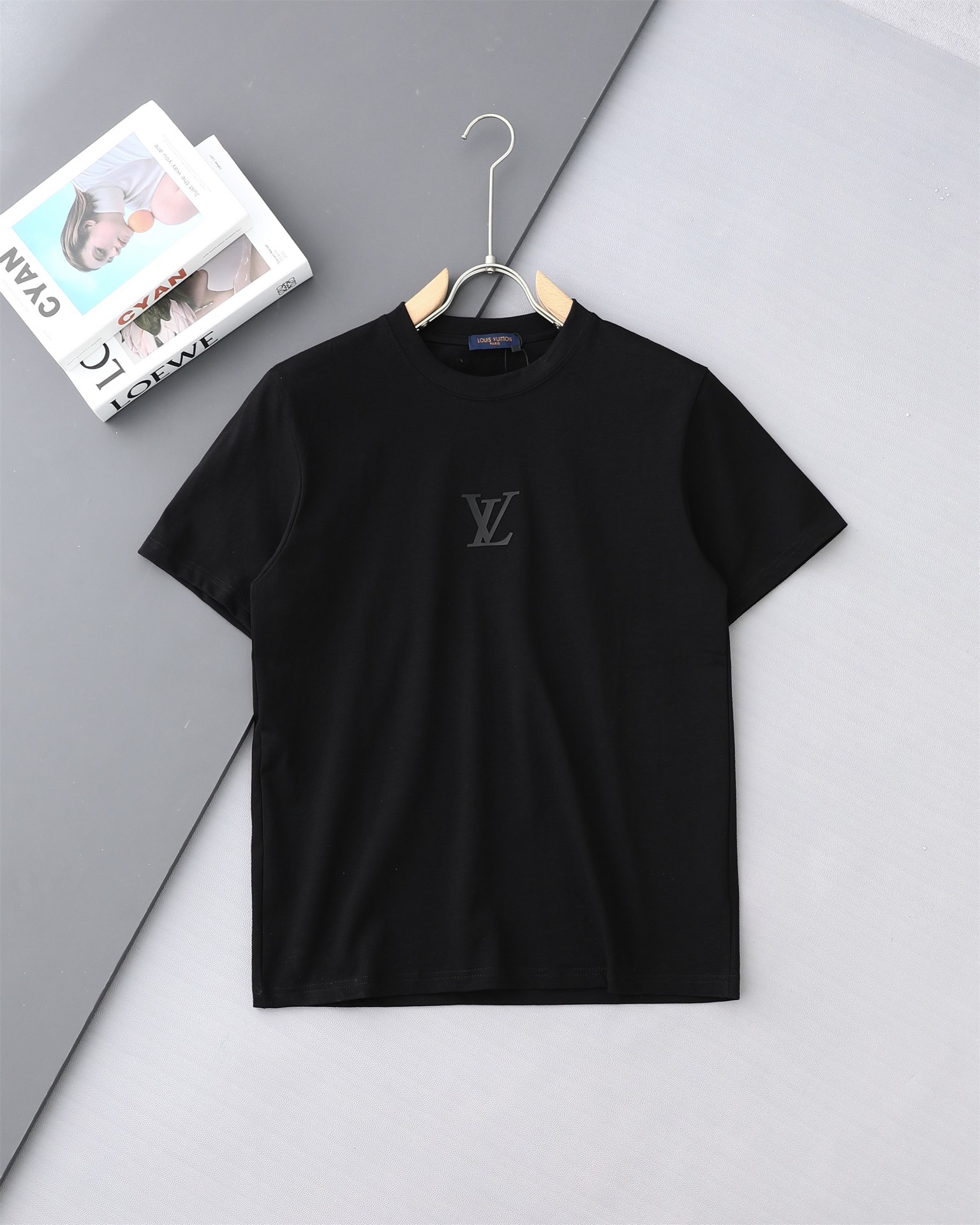💰145包邮
Louis Vuitton/路易威登立体硅胶压花新款T桖,
25SS春夏新品,胸前简单小LOOG,后幅字母,采用环保染料,无甲醛,对身体无危害,
采用32支260克双纱纯棉原版面料,时尚而奢华,官网同款爆款短袖,1:1原版开模,ZP开发,完美还原原版,大厂制作,国内专供深圳南油国际外贸代购市场,精细走线做工,顶级工艺。
主标,吊牌,水洗唛,原标原码
不挑年龄,不挑身材,不挑性别,情侣百搭款式,可机洗,不掉色,耐撕扯,
所有细节均为原相机实拍,放心入手
颜色:黑色/白色
尺码:M-3XL
M可穿125斤
L可穿145斤
XL可穿165斤
2XL可穿185斤
3XL可穿200斤
M L XL 2XL 3XL
胸围:102 106 110 114 118
肩宽: 45 47 49 51 53
衣长: 71 73 75 77 79