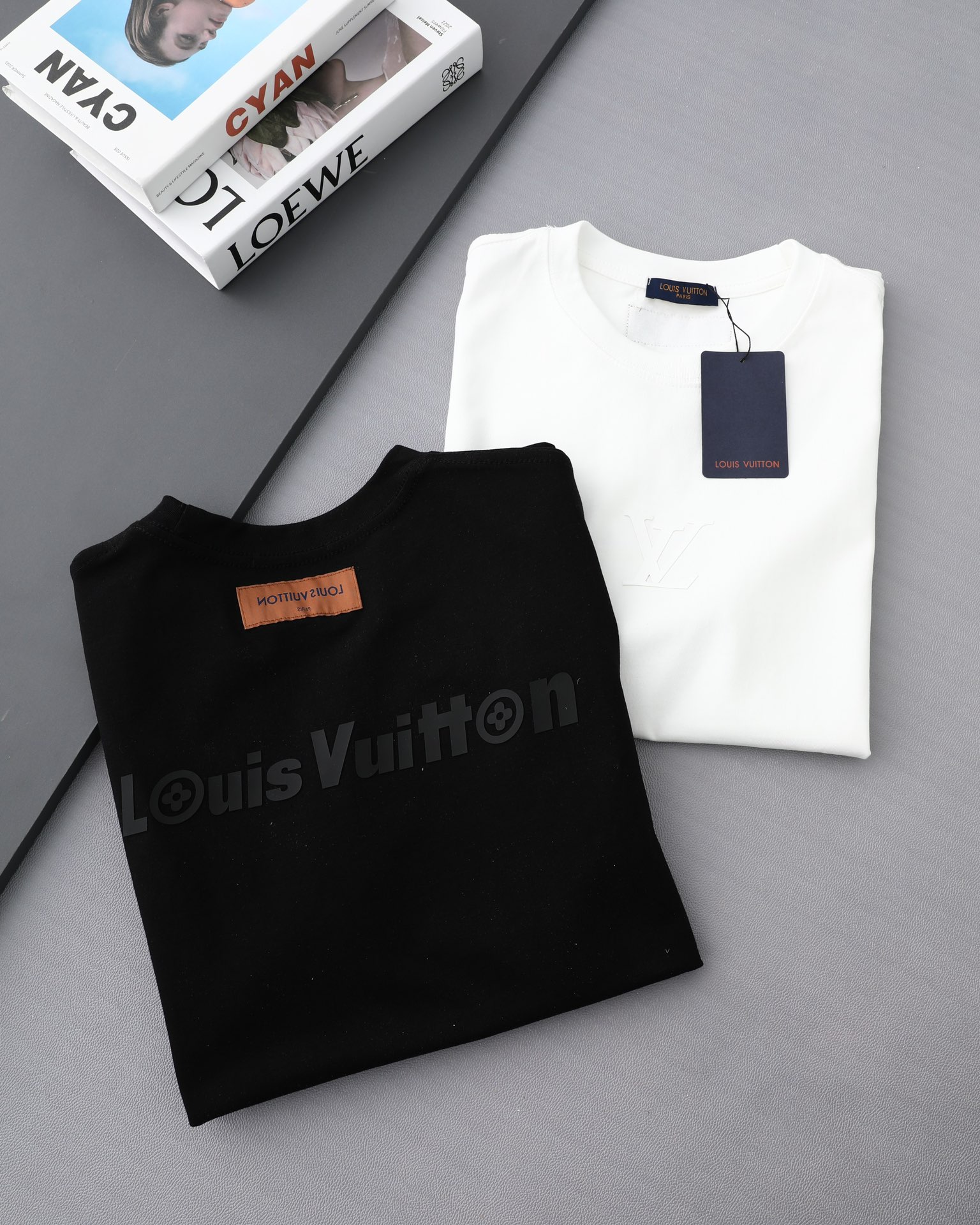 💰145包邮
Louis Vuitton/路易威登立体硅胶压花新款T桖,
25SS春夏新品,胸前简单小LOOG,后幅字母,采用环保染料,无甲醛,对身体无危害,
采用32支260克双纱纯棉原版面料,时尚而奢华,官网同款爆款短袖,1:1原版开模,ZP开发,完美还原原版,大厂制作,国内专供深圳南油国际外贸代购市场,精细走线做工,顶级工艺。
主标,吊牌,水洗唛,原标原码
不挑年龄,不挑身材,不挑性别,情侣百搭款式,可机洗,不掉色,耐撕扯,
所有细节均为原相机实拍,放心入手
颜色:黑色/白色
尺码:M-3XL
M可穿125斤
L可穿145斤
XL可穿165斤
2XL可穿185斤
3XL可穿200斤
M L XL 2XL 3XL
胸围:102 106 110 114 118
肩宽: 45 47 49 51 53
衣长: 71 73 75 77 79