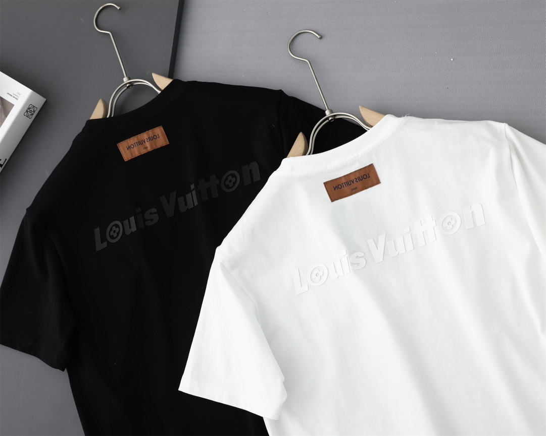 💰145包邮
Louis Vuitton/路易威登立体硅胶压花新款T桖,
25SS春夏新品,胸前简单小LOOG,后幅字母,采用环保染料,无甲醛,对身体无危害,
采用32支260克双纱纯棉原版面料,时尚而奢华,官网同款爆款短袖,1:1原版开模,ZP开发,完美还原原版,大厂制作,国内专供深圳南油国际外贸代购市场,精细走线做工,顶级工艺。
主标,吊牌,水洗唛,原标原码
不挑年龄,不挑身材,不挑性别,情侣百搭款式,可机洗,不掉色,耐撕扯,
所有细节均为原相机实拍,放心入手
颜色:黑色/白色
尺码:M-3XL
M可穿125斤
L可穿145斤
XL可穿165斤
2XL可穿185斤
3XL可穿200斤
M L XL 2XL 3XL
胸围:102 106 110 114 118
肩宽: 45 47 49 51 53
衣长: 71 73 75 77 79