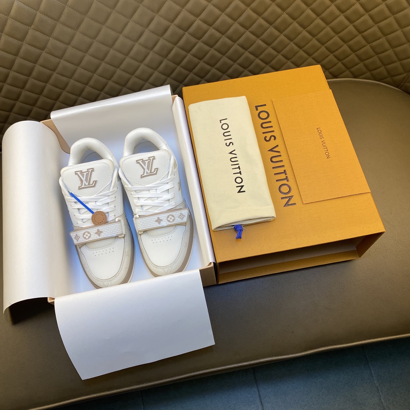 NO:350047,Dongguan. Purchase grade (Louis Vuitton Louis Vuitton) Trainr Sneakr Low Sports Series Low Velcro Retro versatile casual sports basketball Virgil Abloh draws inspiration from the retro basket to present Trainer to create a new classic of the shoe series. Monogram denim configuration and Monogram floral Velcro shoelaces - suitable for outdoor drivers driving shoes - Size: 38-45 (38.45 customized),,louis vuitton,louis vuitton19860909东莞产.代购级（Louis Vuitton路易威登） Trainr Sneakr Low 运动系列低帮魔术贴复古百搭休闲运动篮球 Virgil Abloh 向复古篮汲取灵感,为呈献 Trainer 成就鞋履系列的新经典.Monogram 丹宁布构型搭配 Monogram 花卉魔术贴鞋带 -适户外司机驾车鞋 -码数:38-45（38.45订做),,louis vuitton,louis vuitton,Men's shoes