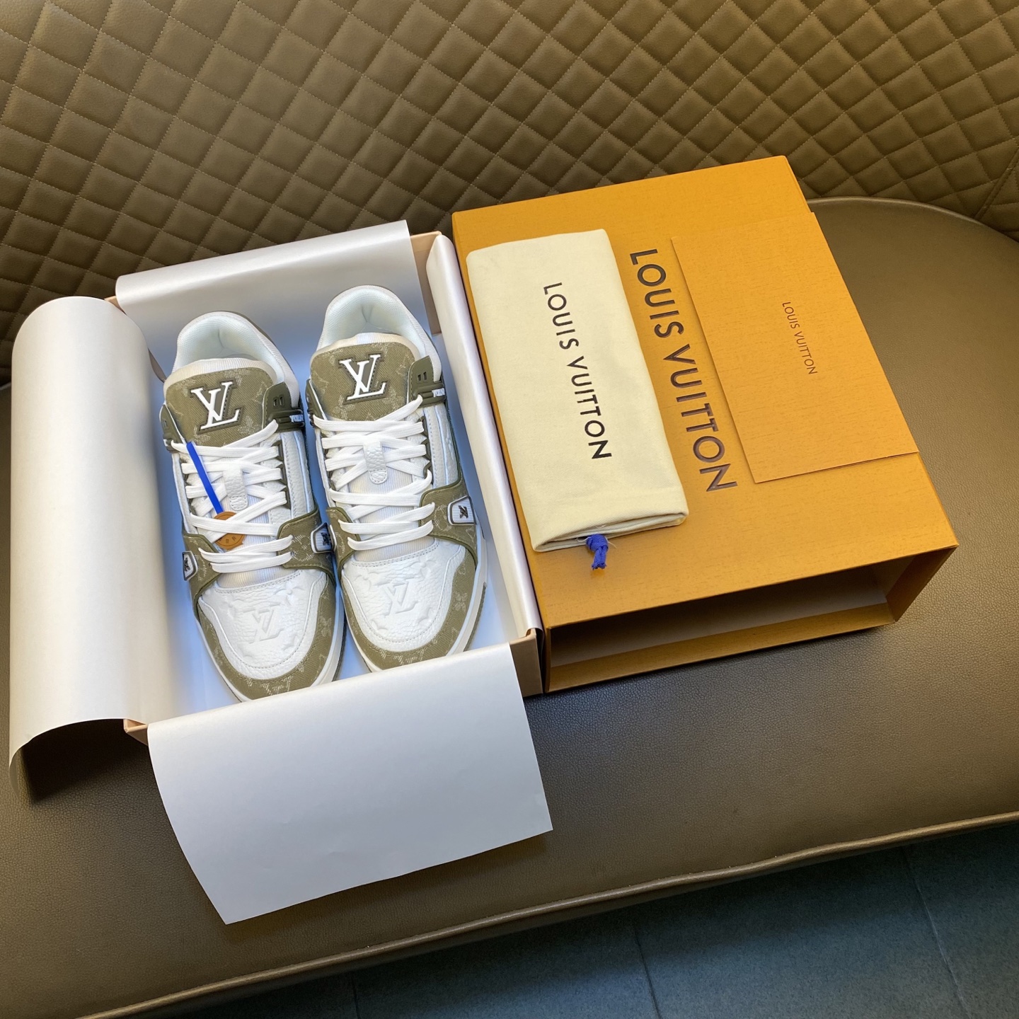 NO:350028,Dongguan-made. Purchasing grade. Refused to sell mixed (LV. Louis Vuitton) couple casual style. New model is available for sale. 11,800!  Details, attention to details Welcome!  Original purchase and development Made this Trainer is made of reverse velvet cowhide and colorful tones to illuminate the plain base. The original configuration is from Virgil Abloh, showing the inspiration of the retro basket. The handwritten logo and #54 logo and other rich details establish recognition. The latter represents the year of establishment 1854. The whole set of exquisite packaging is delivered. Fabric: Original custom imported top layer cowhide Inner: Original custom breathable net Outsole: Original open mold-proof T combination sole Thickness: 3CM suitable for outdoor drivers Driving shoes Size: Women's model 35-41 Men's model 38-46,,louis vuitton,louis vuitton,cowhide19860909东莞产.代购级 拒绝混卖（LV.路易威登）情侣款休闲 新款上架 购入11800！细节、注重细节 欢迎！ 原版购入开发 做货 本款 Trainer 取材反绒牛皮、缤纷色调点亮素色基底.原版构型出自 Virgil Abloh 之手,展现复古篮的灵感启发.手写体标识与 #54 标识等丰富细节树立辨识度.后者代表创立年份 1854 年 配送全套精美包装 面料: 原版定制进口头层牛皮 内里: 原版定制透气网里 大底: 原版开模防滑T组合大底 底厚: 3CM 适户外司机驾车鞋 码数Size: 女款35-41 男款38-46,,louis vuitton,louis vuitton,cowhide,Men's shoes