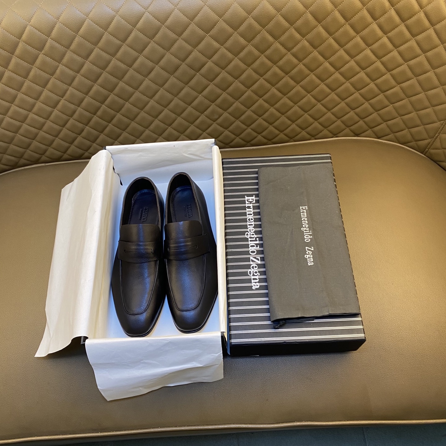 NO:574768,Produced in Dongguan. Purchasing agent grade. Refuse to mix and sell (Berluti). Pay attention to the details and quality!  Hand-rubbed leather men's shoes, heavy-duty and purely handmade. This unique and modern shoe breaks the convention, using leather uppers with extremely flexible and ultra-light soles. The upper part is cowhide, which is hand-colored, punched and breathable, British style, soft water-dyed cowhide lining, and genuine leather outsole!  Business casual leather shoes series - Suitable for outdoor drivers and driving shoes - Sizes 38-46 (customized at 38.45.46) Standard leather shoe sizes - Counter original authentic full set packaging gift box, cowhide, Leather soles19860909东莞产.代购级 拒绝混卖（ Berluti布鲁提）认准细节品质！手工擦色皮男鞋 重工打造 纯手工制作 这款具有独特现代感的鞋履打破常规,用皮质鞋面搭配极为柔韧且超轻的鞋底.面是牛皮纯手工上色 冲孔透气英伦风 柔软水染牛皮内里 真皮大底 ！商务休闲皮鞋系列 -适户外司机驾车鞋 -码数38-46码（38.45.46订做）标准皮鞋码数 -专柜原版正品全套包装礼盒,,cowhide,Leather soles,Men's shoes